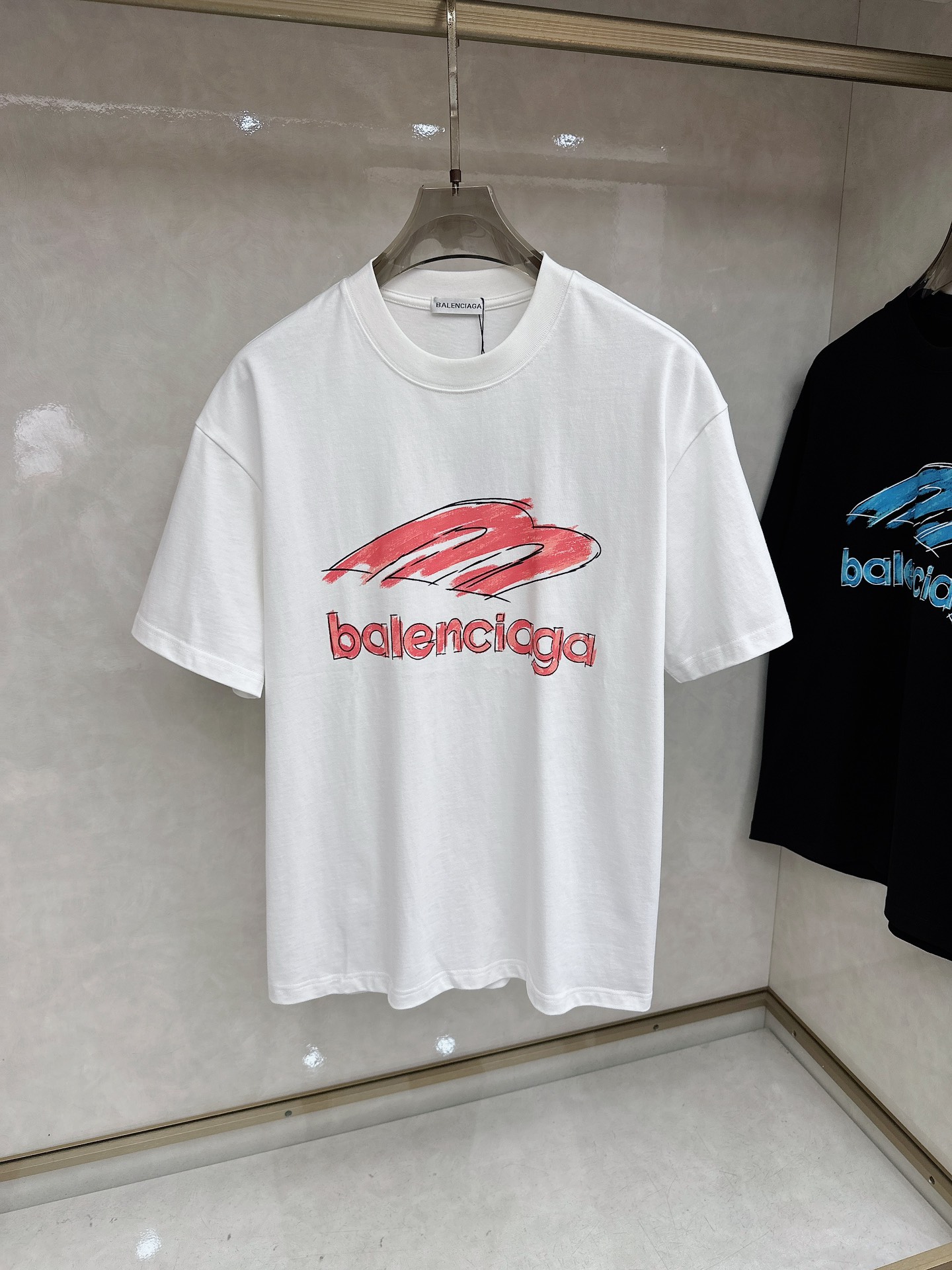 巴黎世家 2026春夏新款首发专柜最新款短袖圆领T恤 高端订制 设计前卫时尚！品牌logo重工艺设计 高