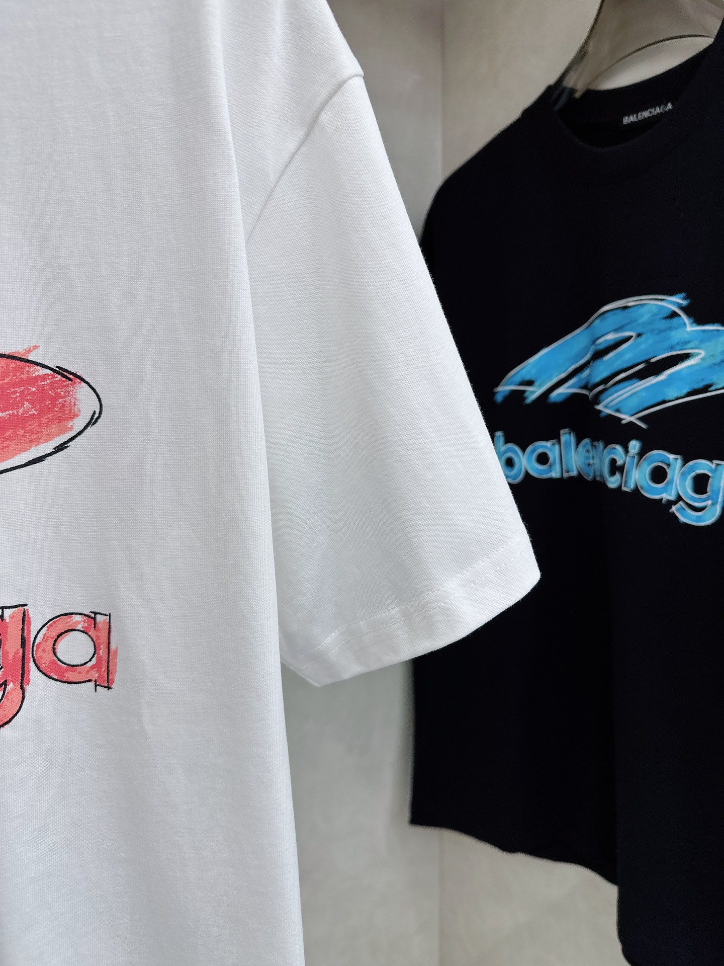 巴黎世家 2026春夏新款首发专柜最新款短袖圆领T恤 高端订制 设计前卫时尚！品牌logo重工艺设计 高