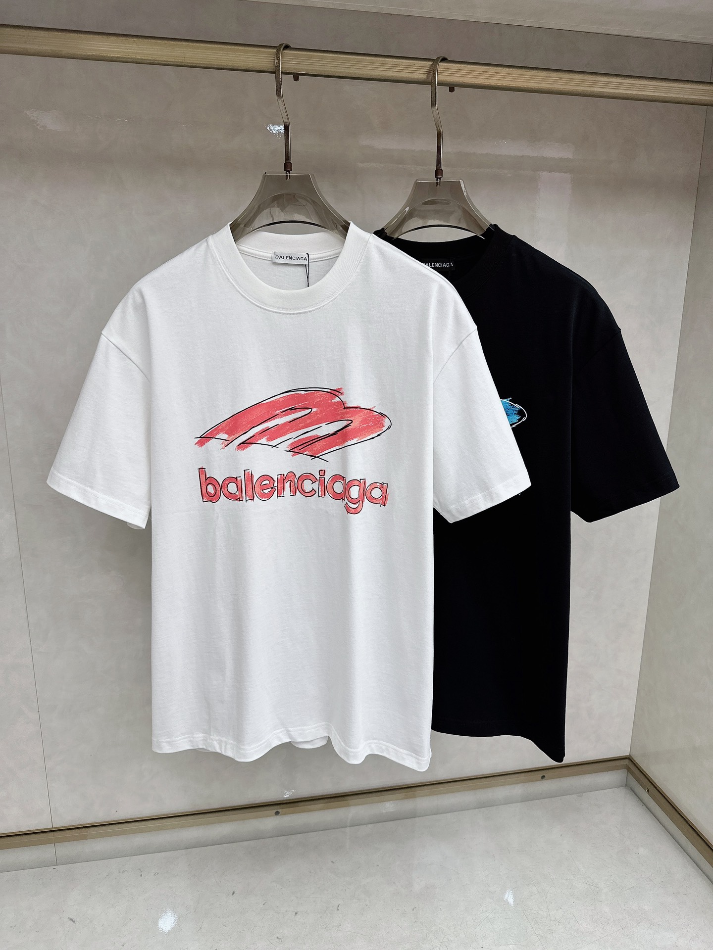 巴黎世家 2026春夏新款首发专柜最新款短袖圆领T恤 高端订制 设计前卫时尚！品牌logo重工艺设计 高