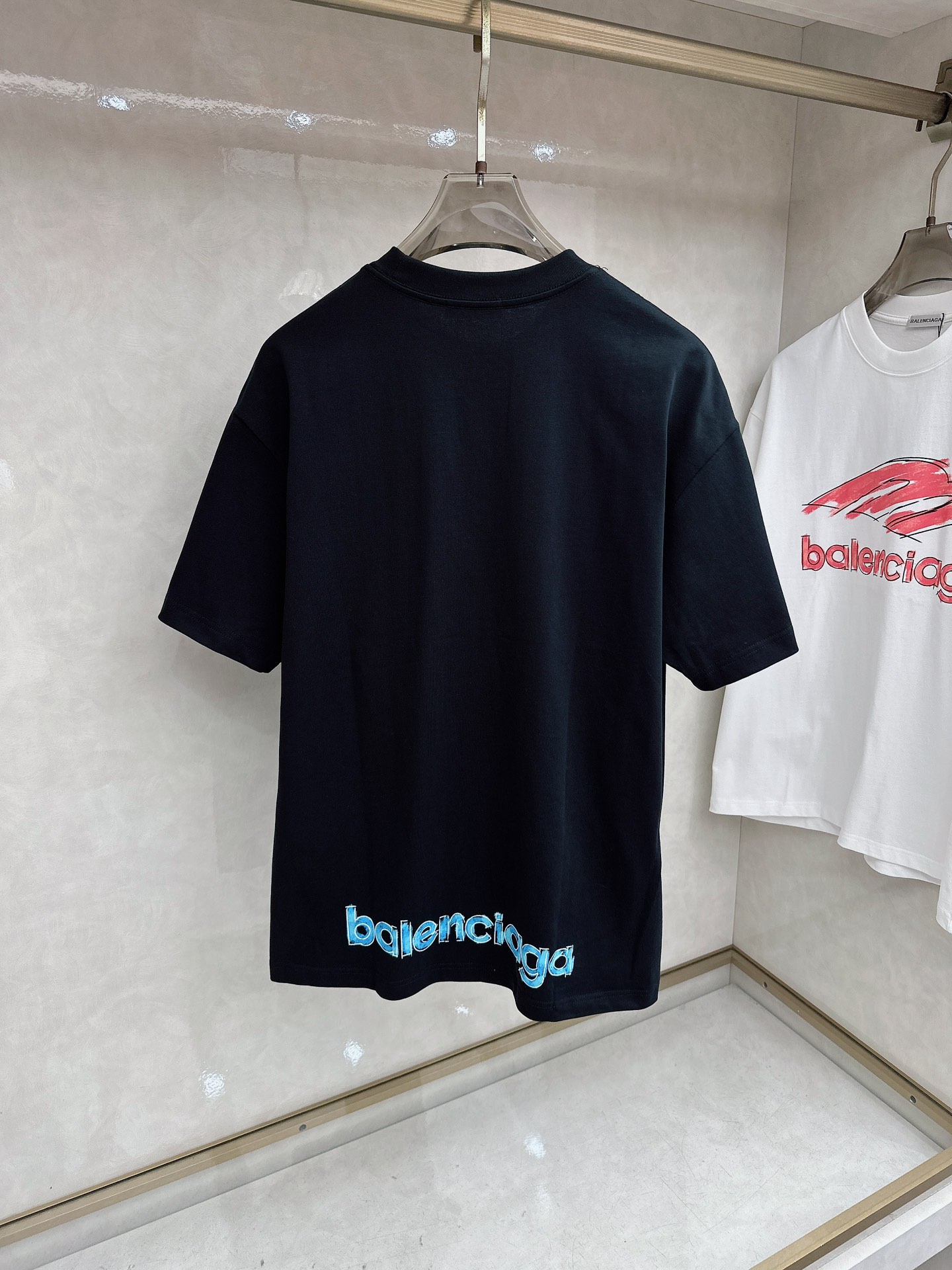 巴黎世家 2026春夏新款首发专柜最新款短袖圆领T恤 高端订制 设计前卫时尚！品牌logo重工艺设计 高