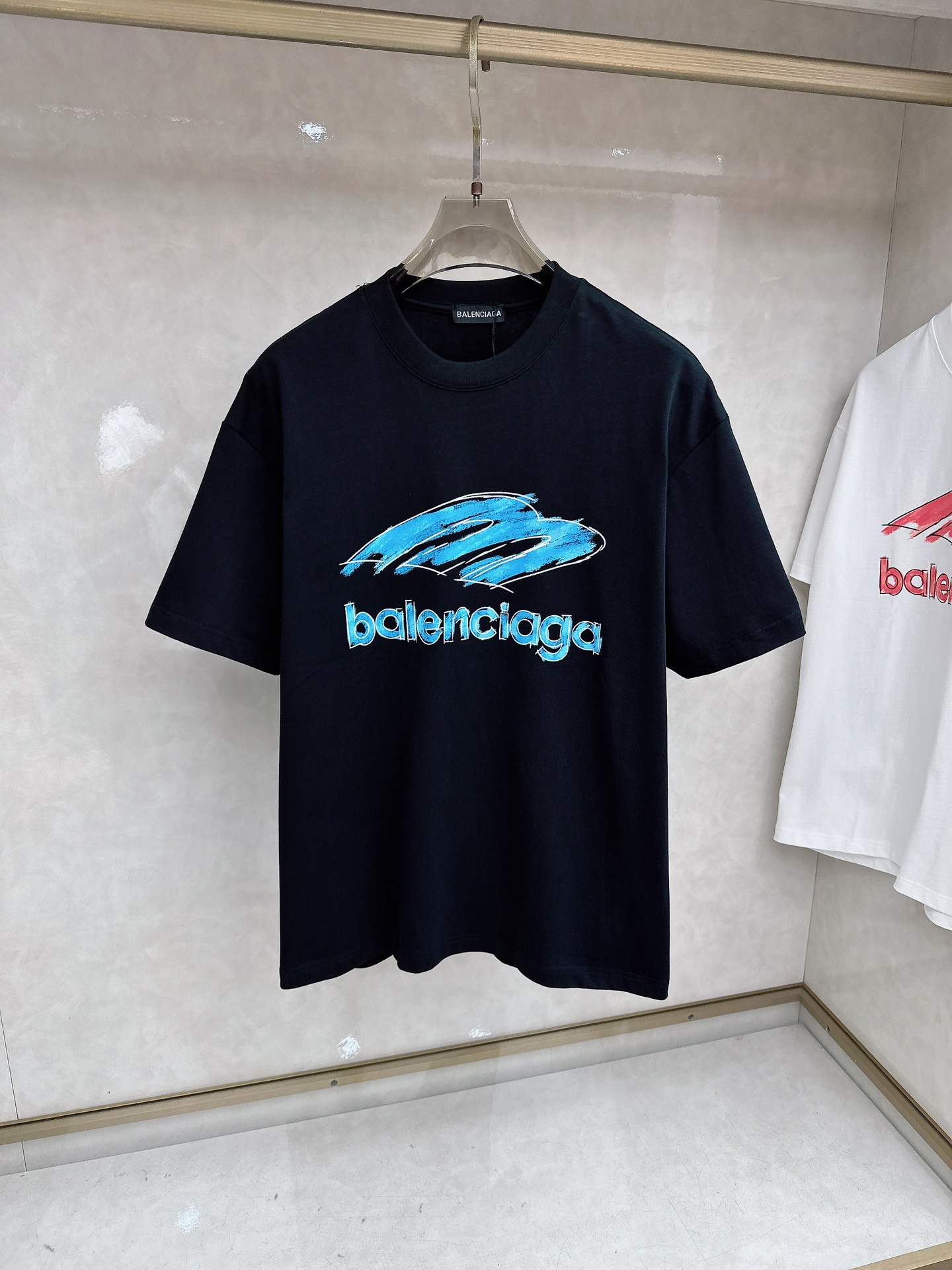 巴黎世家 2026春夏新款首发专柜最新款短袖圆领T恤 高端订制 设计前卫时尚！品牌logo重工艺设计 高