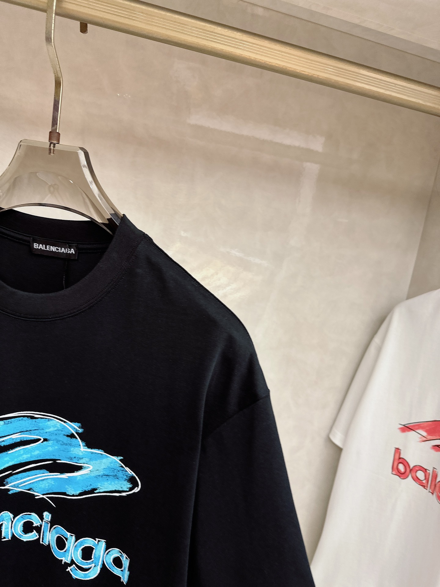 巴黎世家 2026春夏新款首发专柜最新款短袖圆领T恤 高端订制 设计前卫时尚！品牌logo重工艺设计 高