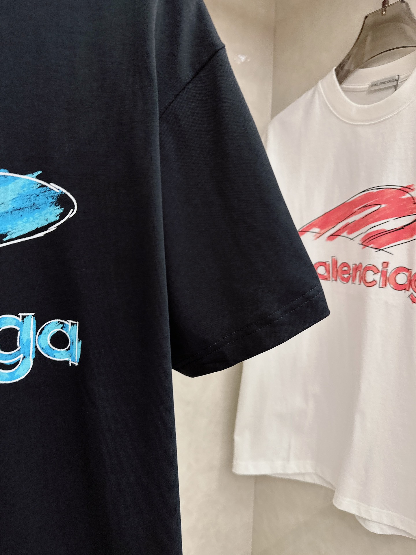 巴黎世家 2026春夏新款首发专柜最新款短袖圆领T恤 高端订制 设计前卫时尚！品牌logo重工艺设计 高