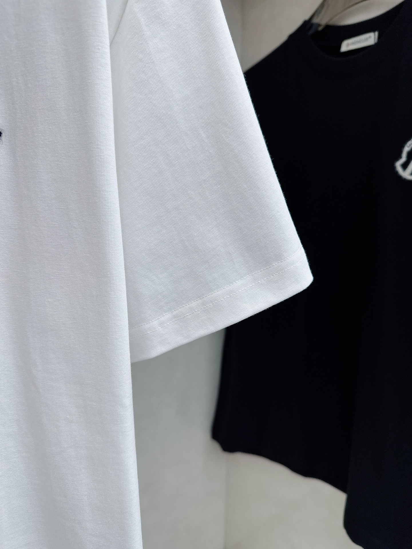 蒙口 2026春夏新款首发专柜最新款短袖圆领T恤 高端订制 设计前卫时尚！品牌logo重工艺设计 高端定