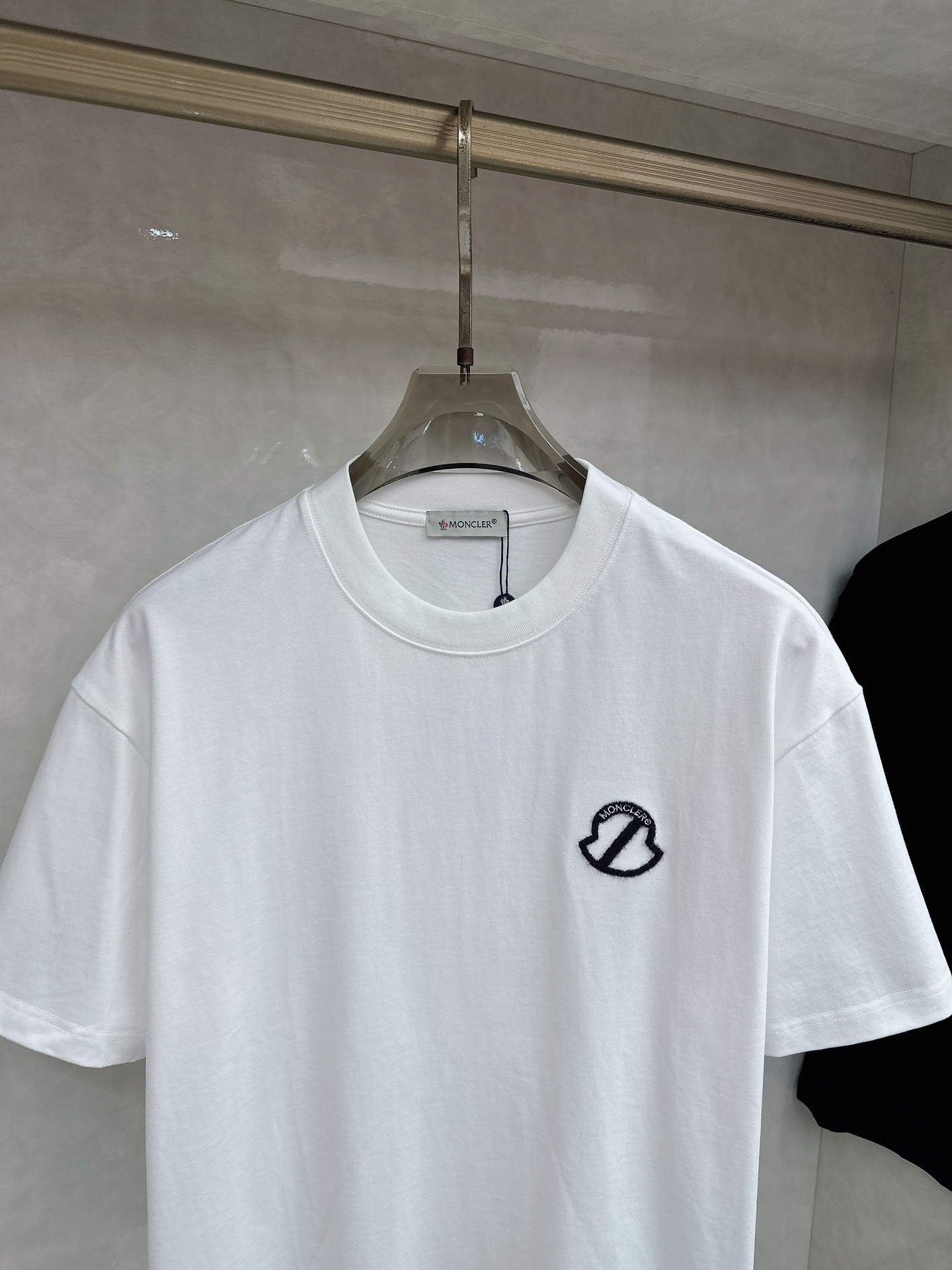 蒙口 2026春夏新款首发专柜最新款短袖圆领T恤 高端订制 设计前卫时尚！品牌logo重工艺设计 高端定