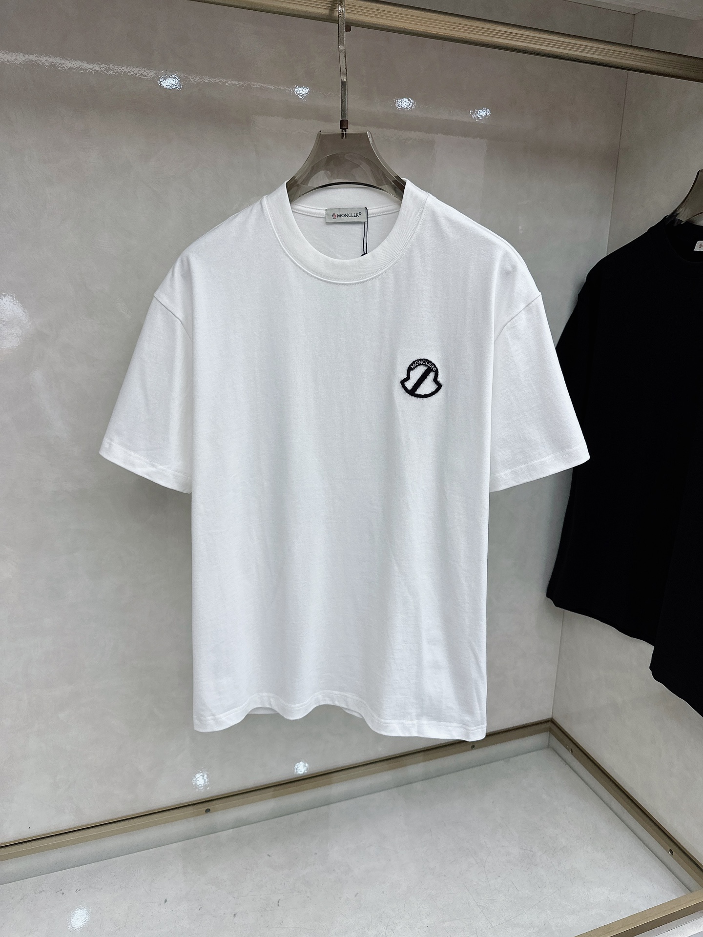 蒙口 2026春夏新款首发专柜最新款短袖圆领T恤 高端订制 设计前卫时尚！品牌logo重工艺设计 高端定