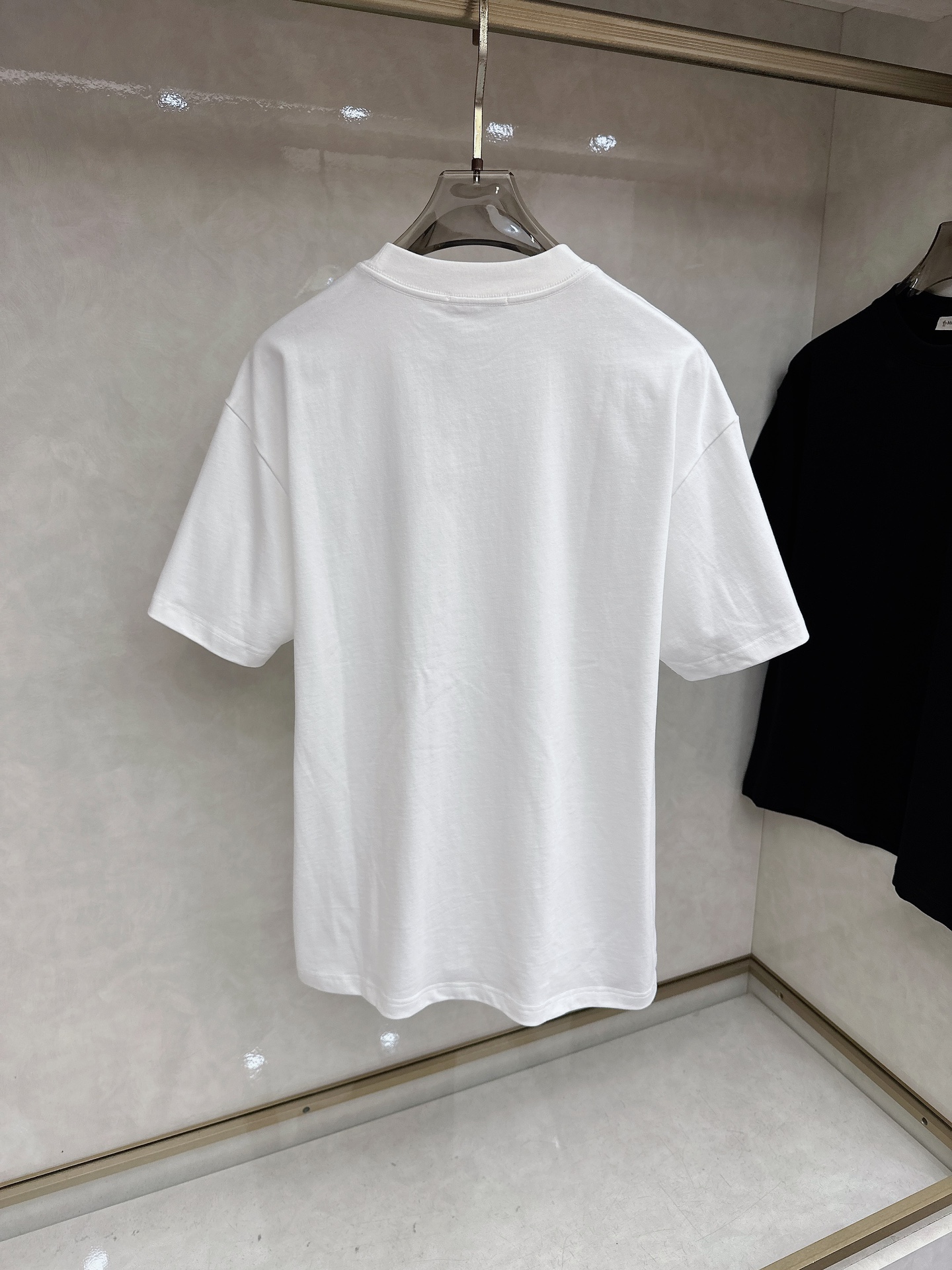 蒙口 2026春夏新款首发专柜最新款短袖圆领T恤 高端订制 设计前卫时尚！品牌logo重工艺设计 高端定