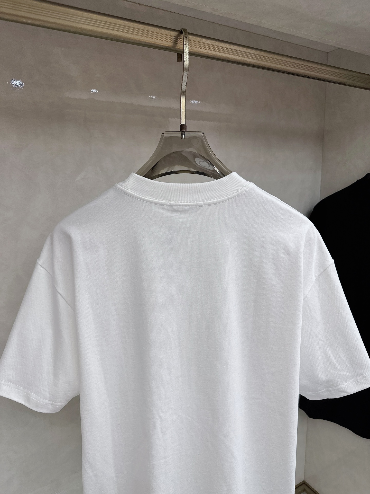 蒙口 2026春夏新款首发专柜最新款短袖圆领T恤 高端订制 设计前卫时尚！品牌logo重工艺设计 高端定