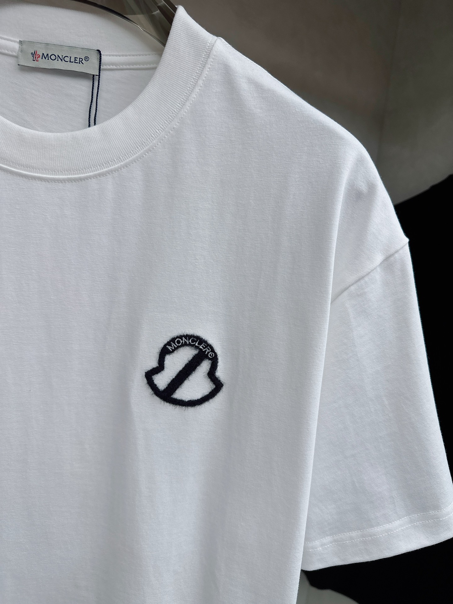 蒙口 2026春夏新款首发专柜最新款短袖圆领T恤 高端订制 设计前卫时尚！品牌logo重工艺设计 高端定