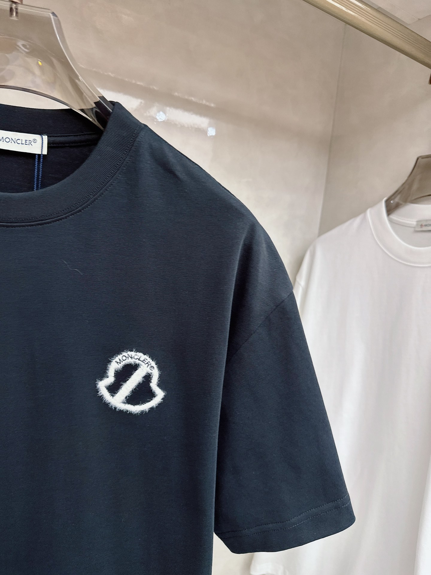 蒙口 2026春夏新款首发专柜最新款短袖圆领T恤 高端订制 设计前卫时尚！品牌logo重工艺设计 高端定