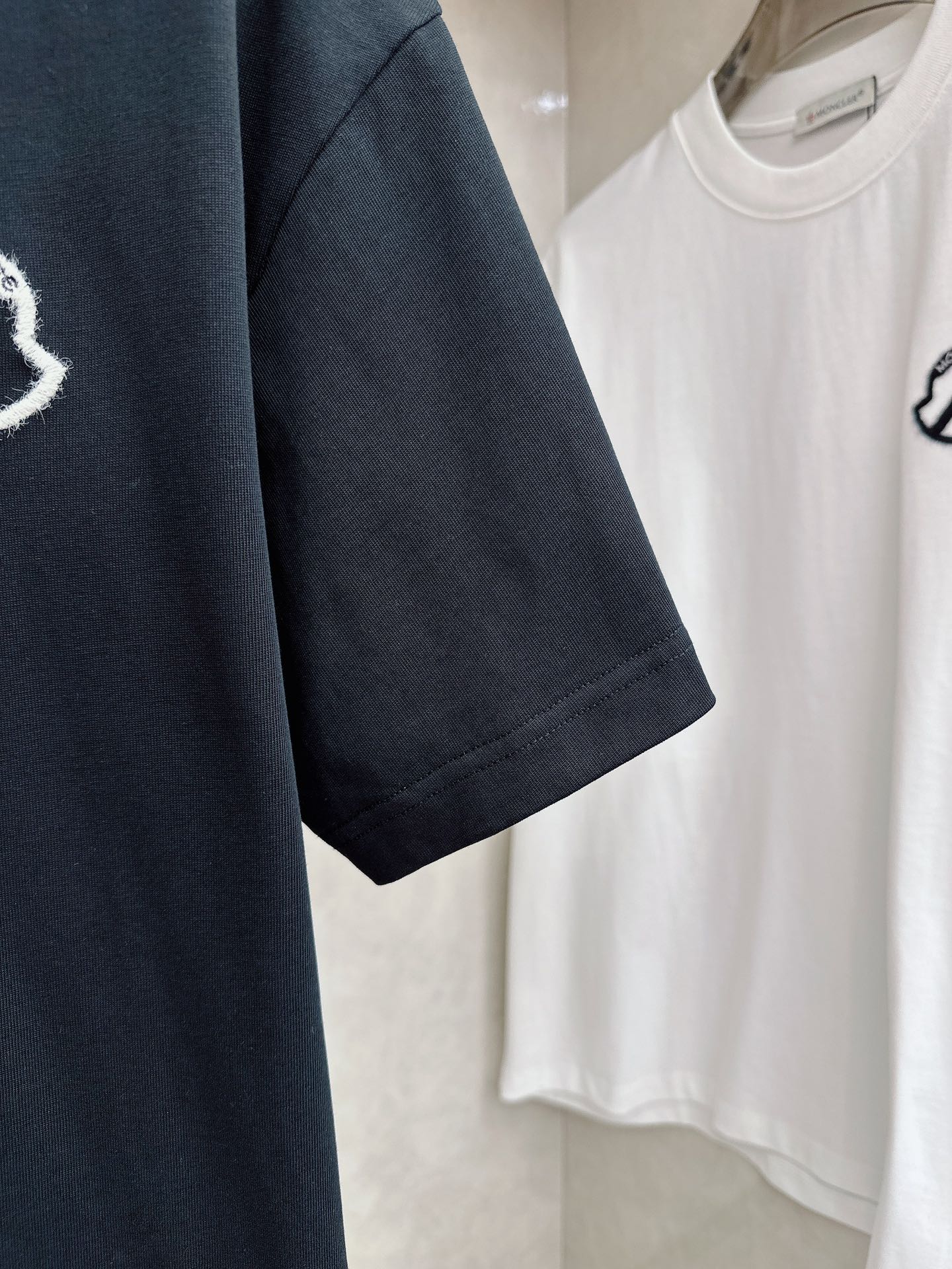 蒙口 2026春夏新款首发专柜最新款短袖圆领T恤 高端订制 设计前卫时尚！品牌logo重工艺设计 高端定