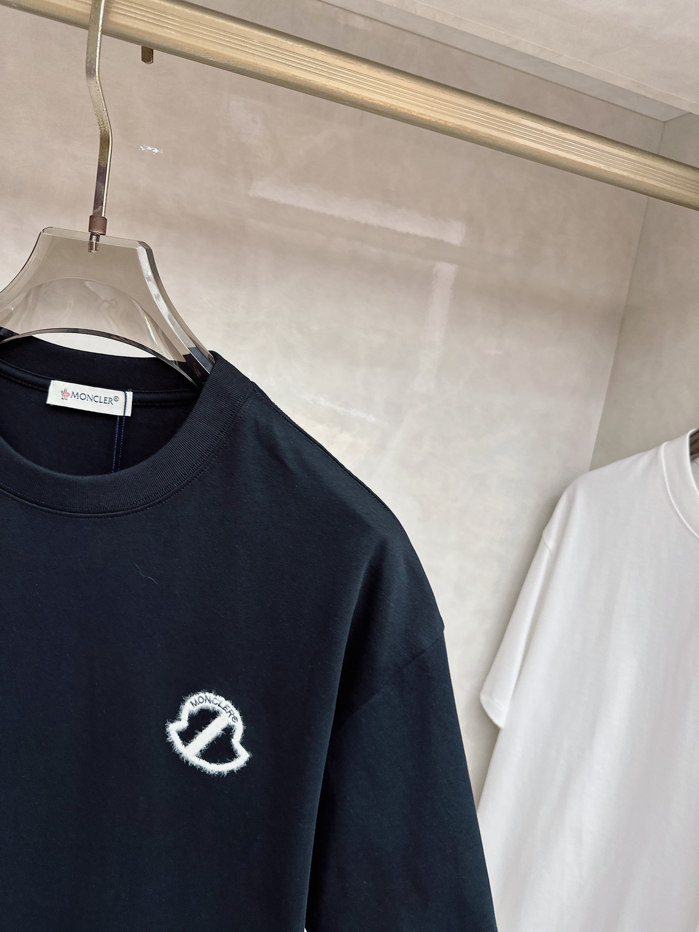 蒙口 2026春夏新款首发专柜最新款短袖圆领T恤 高端订制 设计前卫时尚！品牌logo重工艺设计 高端定