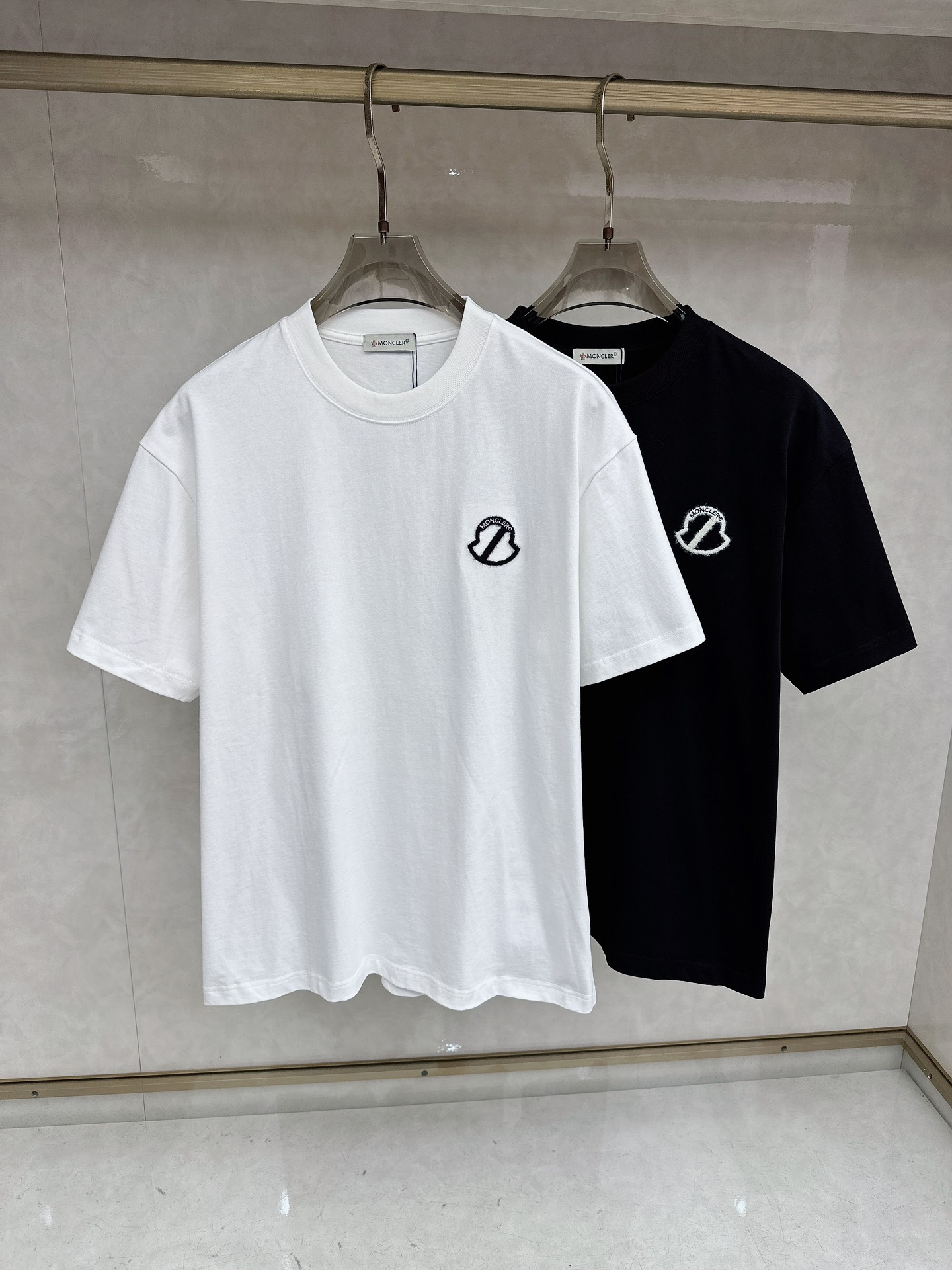 蒙口 2026春夏新款首发专柜最新款短袖圆领T恤 高端订制 设计前卫时尚！品牌logo重工艺设计 高端定