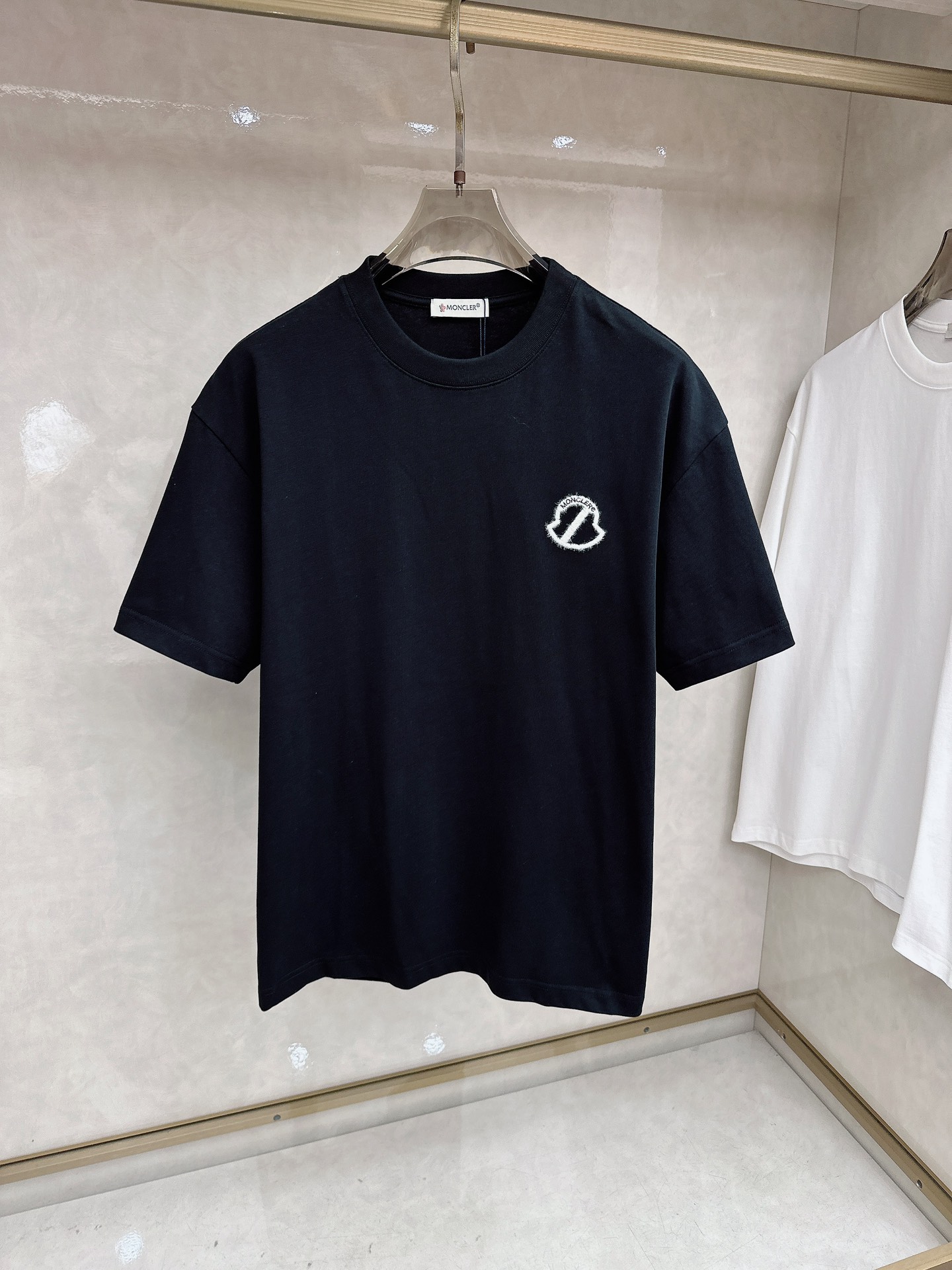 蒙口 2026春夏新款首发专柜最新款短袖圆领T恤 高端订制 设计前卫时尚！品牌logo重工艺设计 高端定