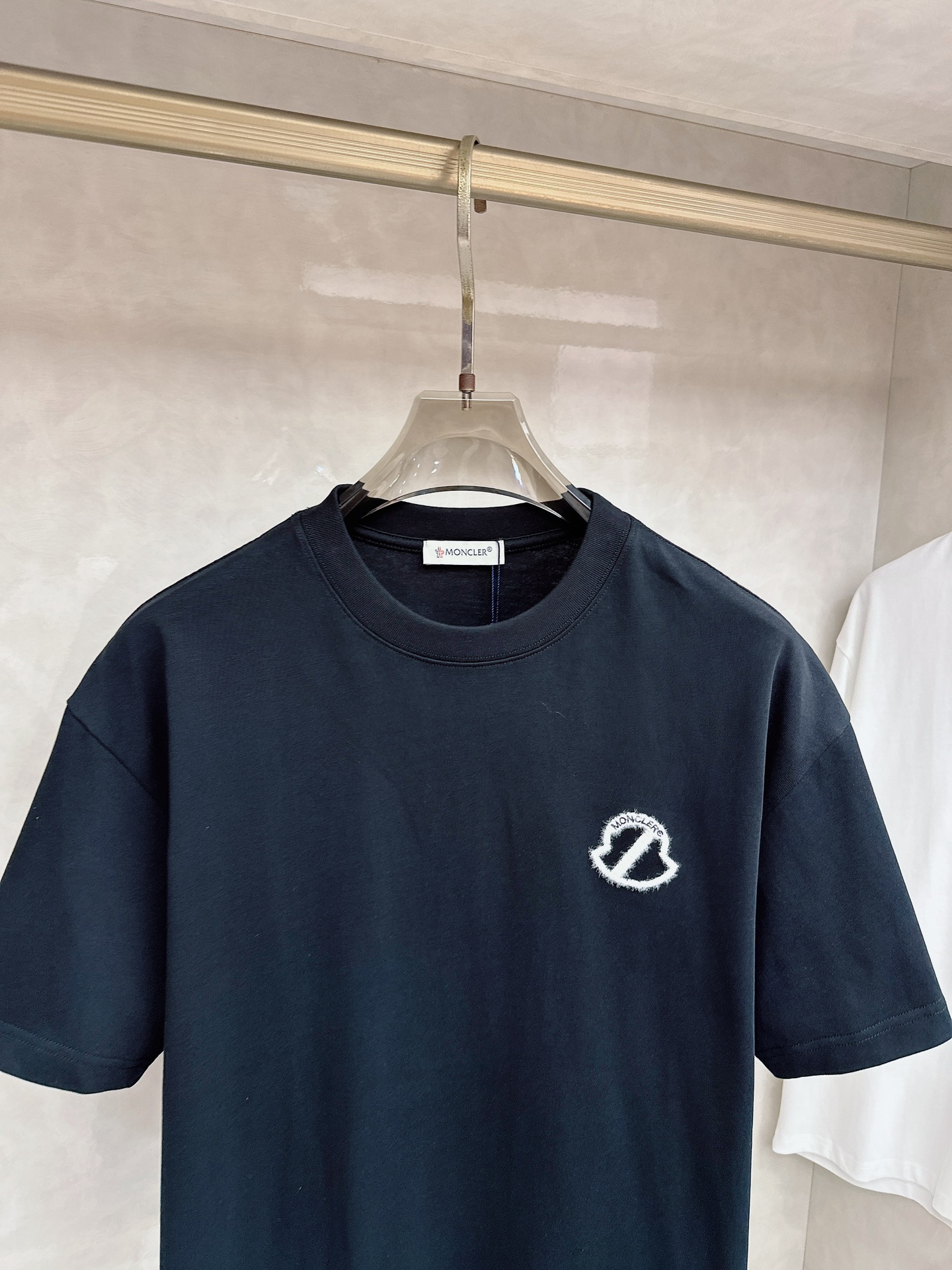 蒙口 2026春夏新款首发专柜最新款短袖圆领T恤 高端订制 设计前卫时尚！品牌logo重工艺设计 高端定