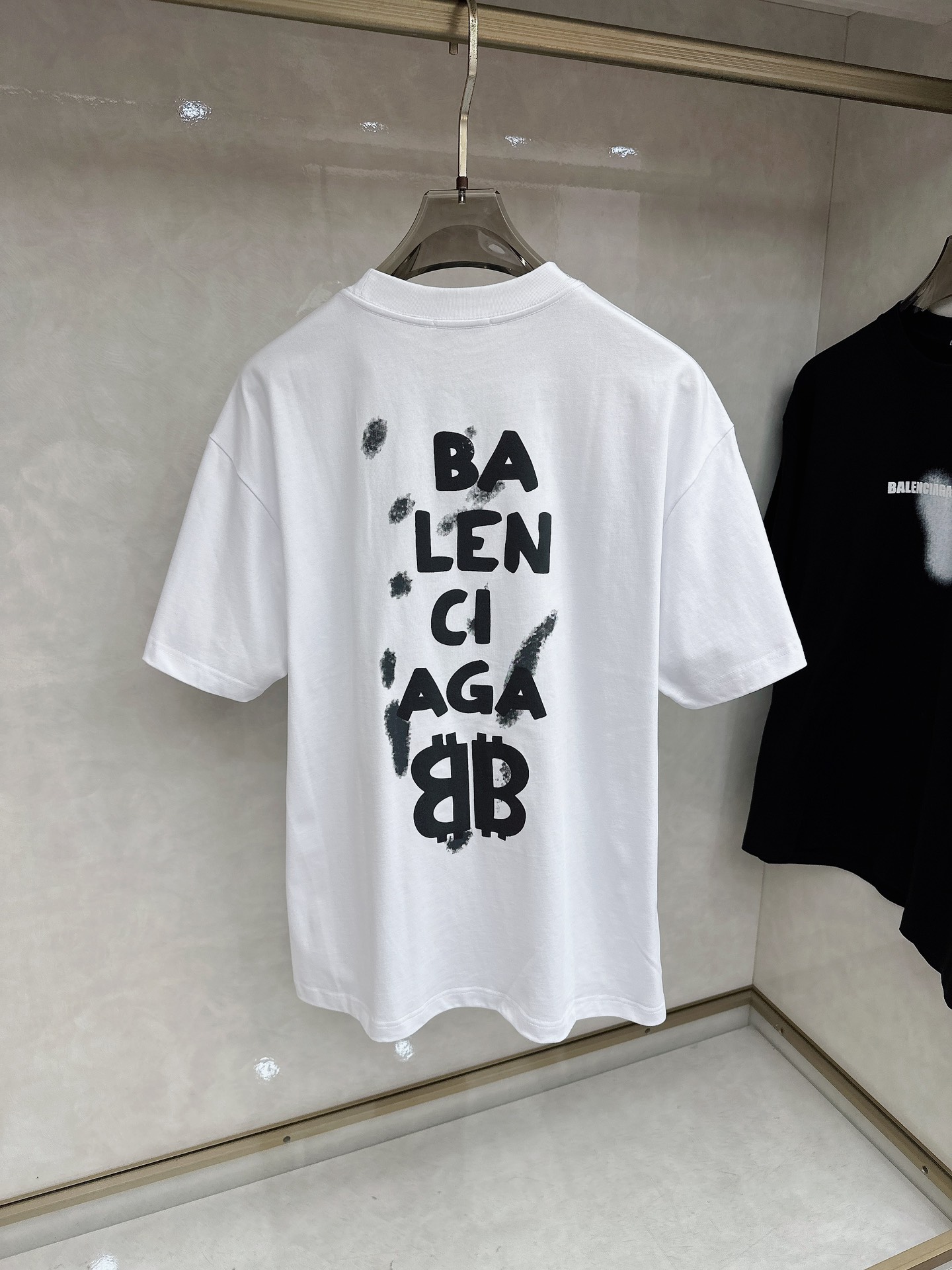 巴黎世家 2026春夏新款首发专柜最新款短袖圆领T恤 高端订制 设计前卫时尚！品牌logo重工艺设计 高