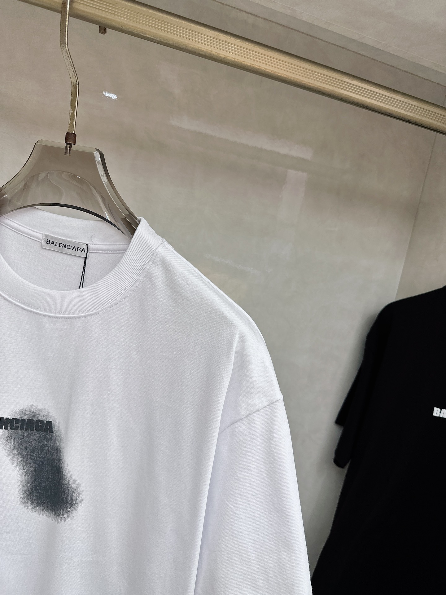 巴黎世家 2026春夏新款首发专柜最新款短袖圆领T恤 高端订制 设计前卫时尚！品牌logo重工艺设计 高