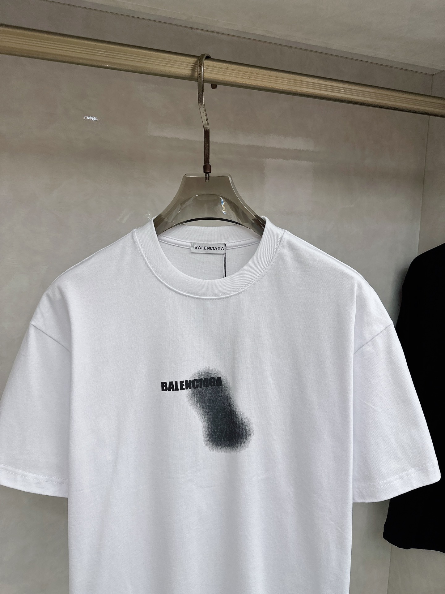 巴黎世家 2026春夏新款首发专柜最新款短袖圆领T恤 高端订制 设计前卫时尚！品牌logo重工艺设计 高