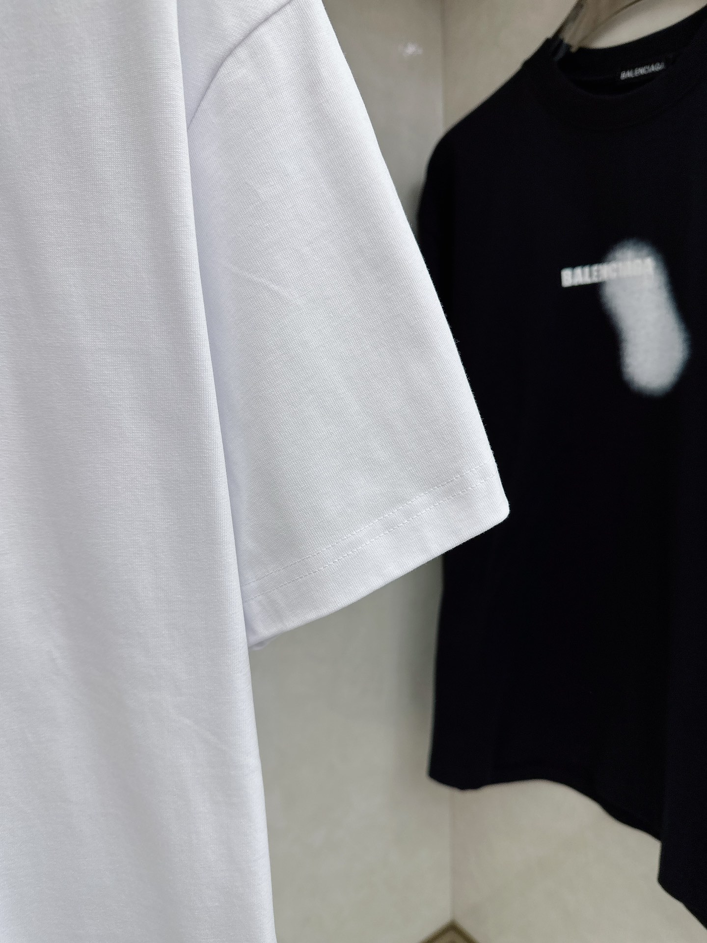 巴黎世家 2026春夏新款首发专柜最新款短袖圆领T恤 高端订制 设计前卫时尚！品牌logo重工艺设计 高