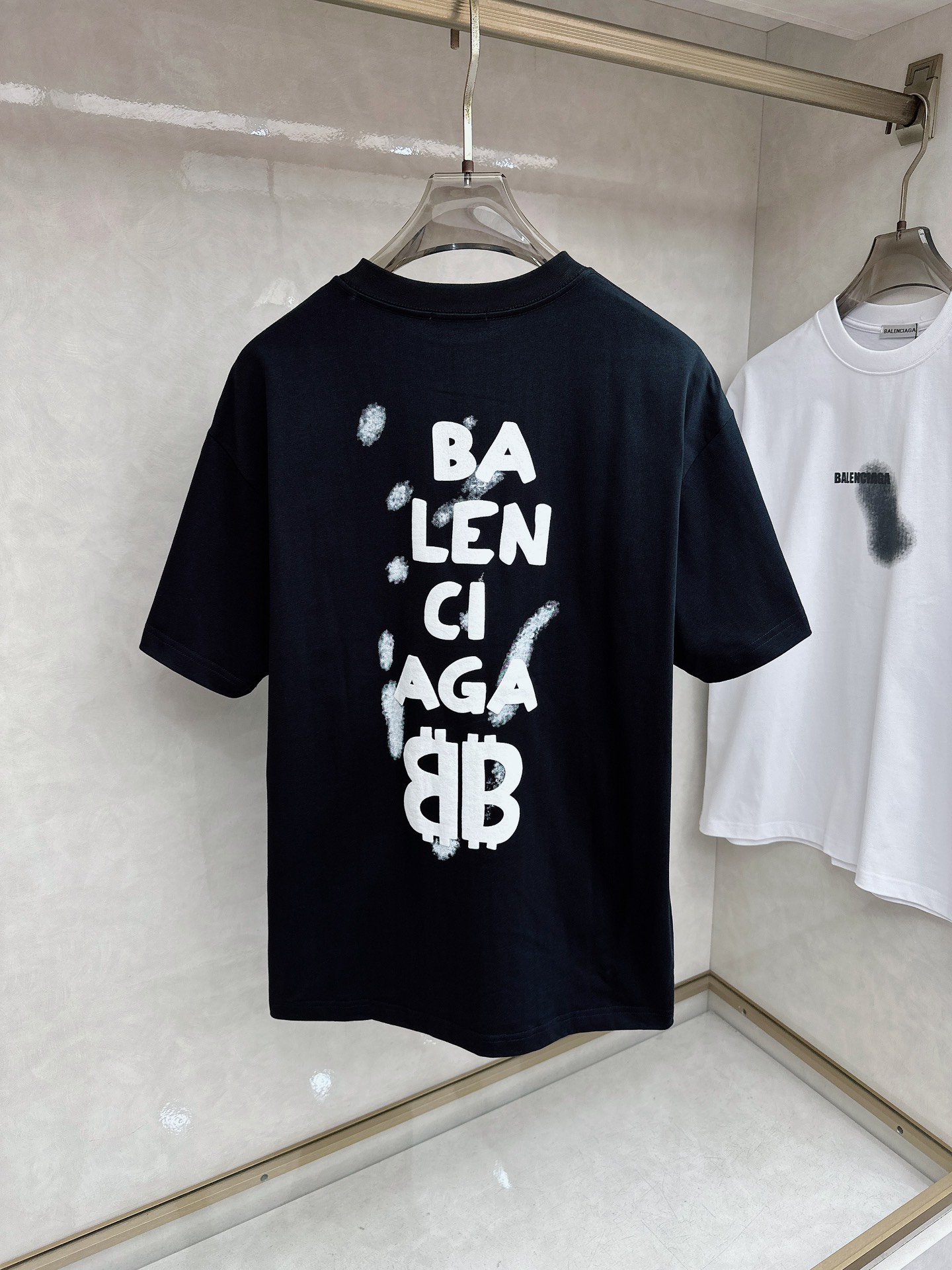 巴黎世家 2026春夏新款首发专柜最新款短袖圆领T恤 高端订制 设计前卫时尚！品牌logo重工艺设计 高