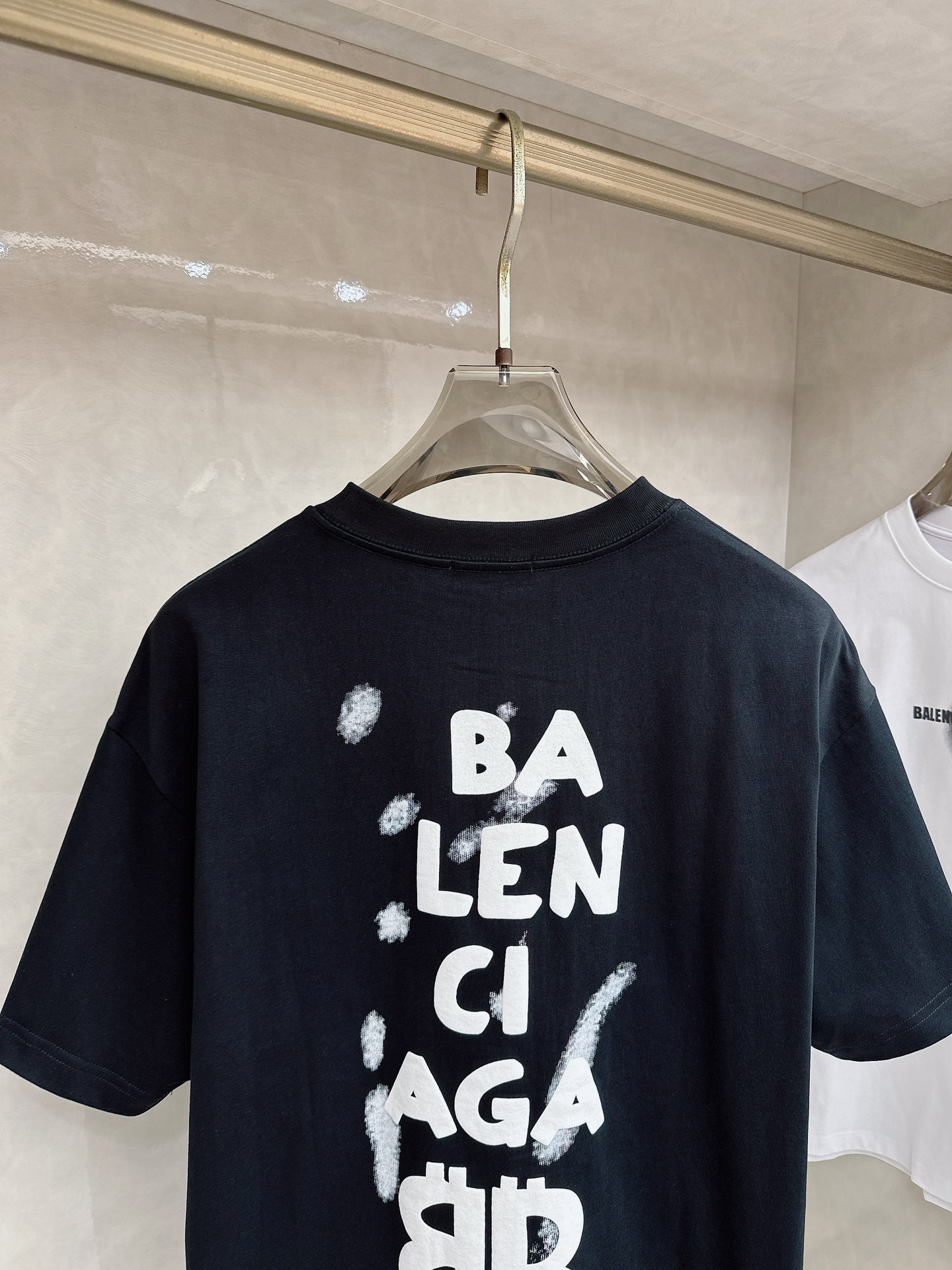 巴黎世家 2026春夏新款首发专柜最新款短袖圆领T恤 高端订制 设计前卫时尚！品牌logo重工艺设计 高