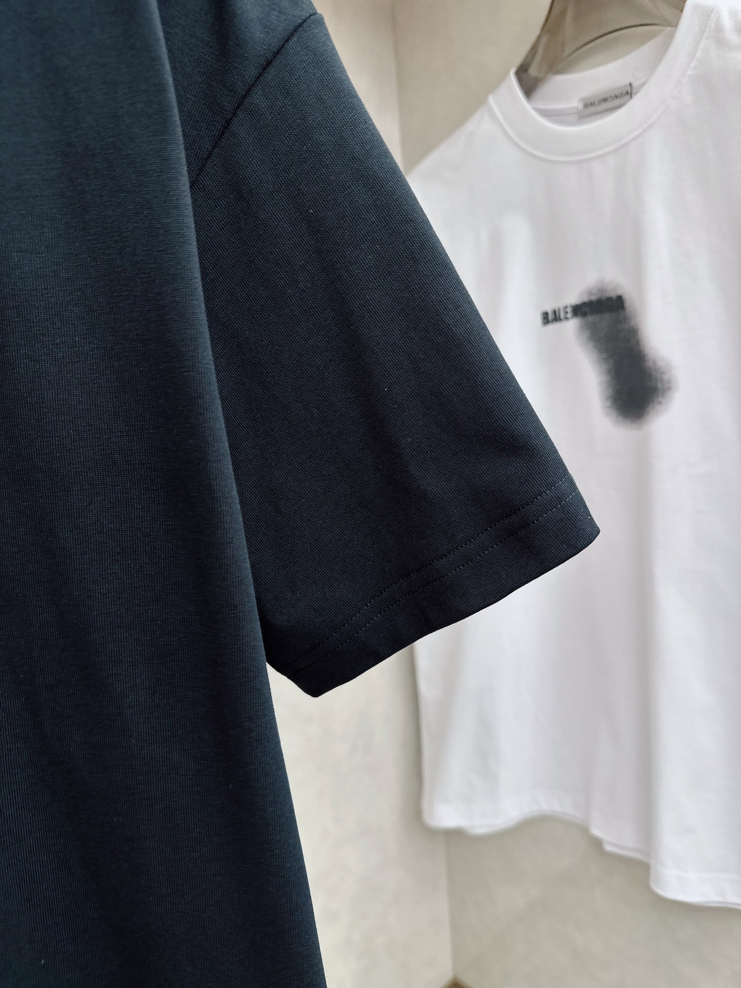 巴黎世家 2026春夏新款首发专柜最新款短袖圆领T恤 高端订制 设计前卫时尚！品牌logo重工艺设计 高