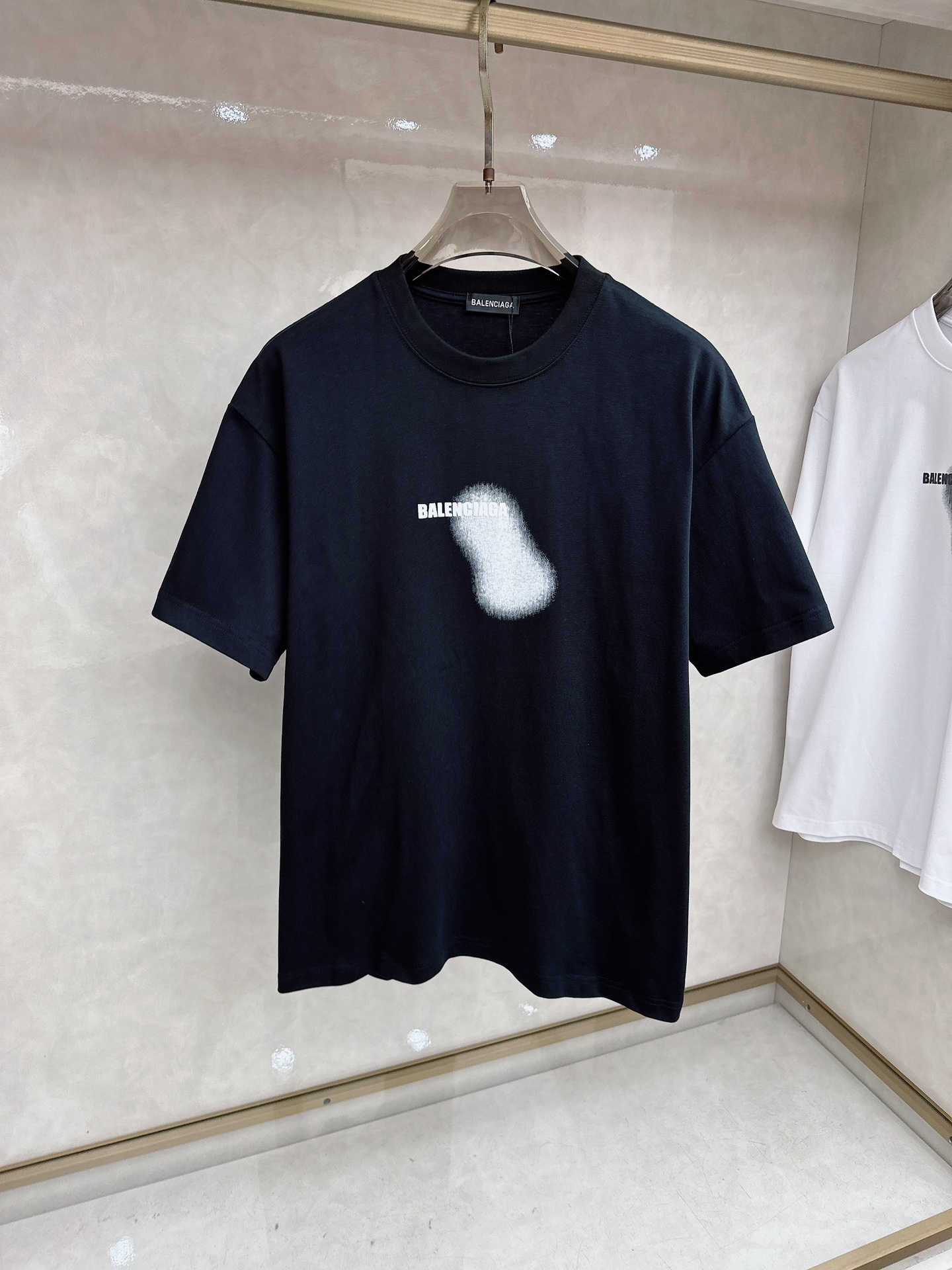 巴黎世家 2026春夏新款首发专柜最新款短袖圆领T恤 高端订制 设计前卫时尚！品牌logo重工艺设计 高