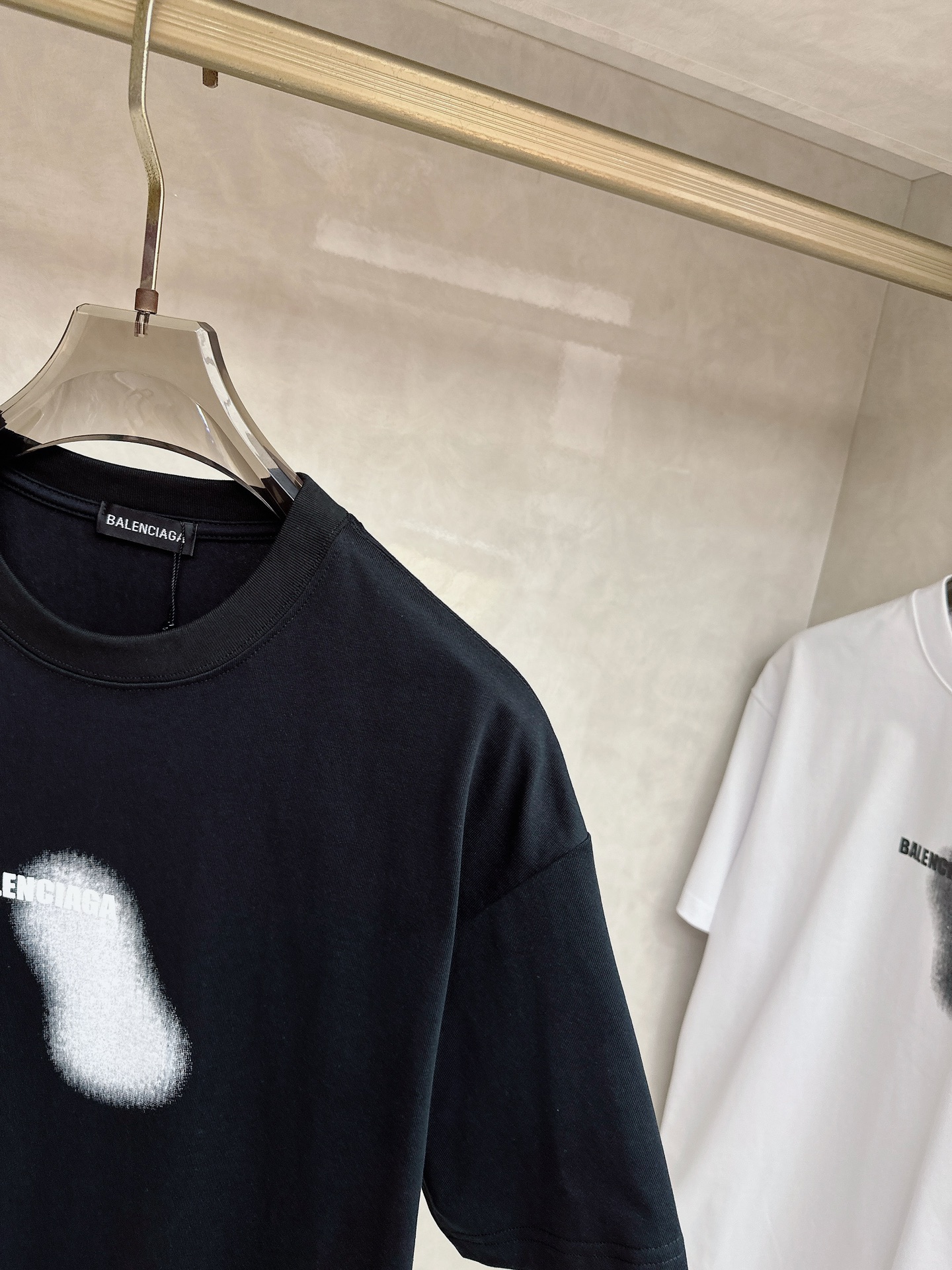 巴黎世家 2026春夏新款首发专柜最新款短袖圆领T恤 高端订制 设计前卫时尚！品牌logo重工艺设计 高