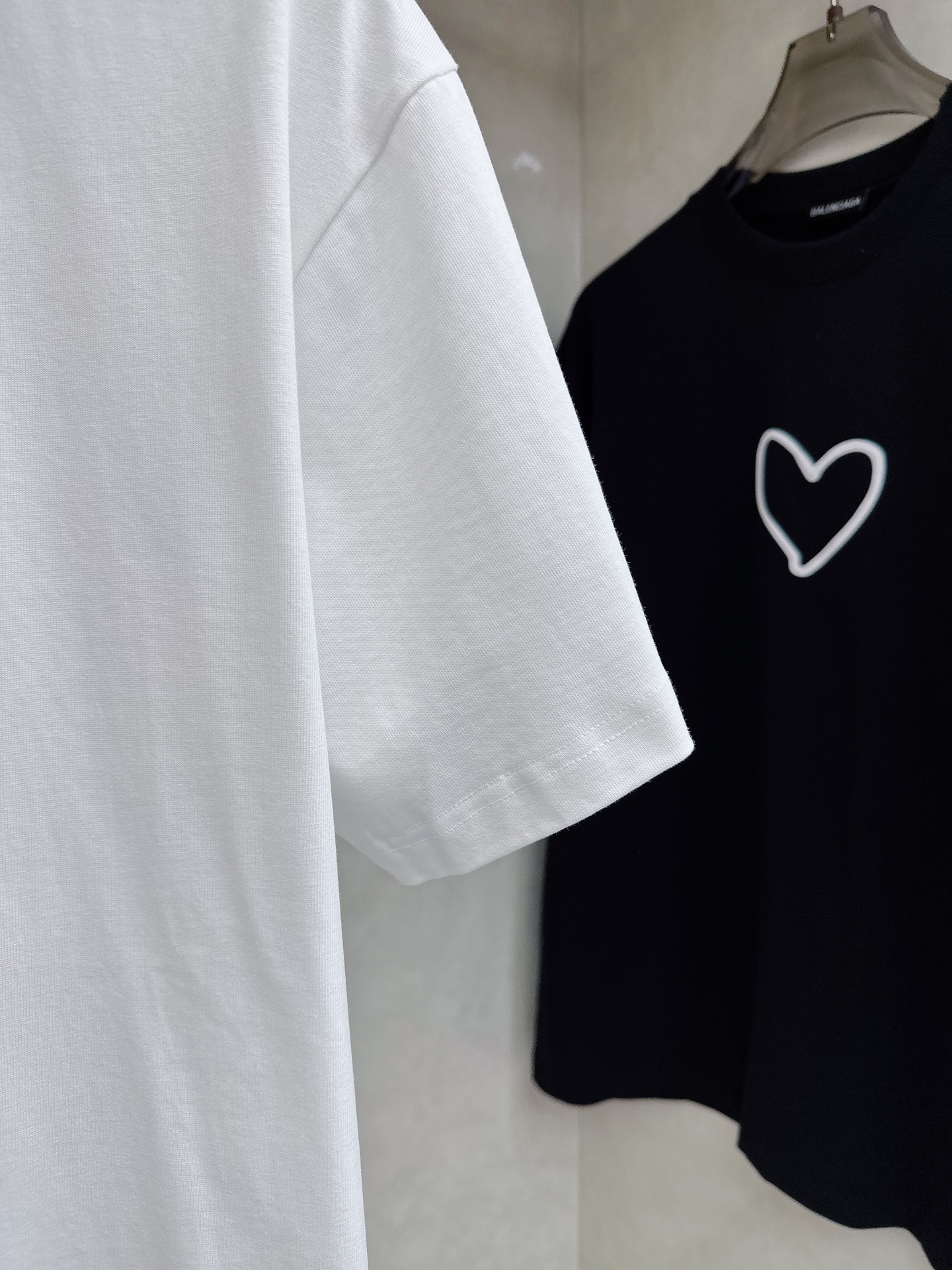 巴黎世家 2026春夏新款首发专柜最新款短袖圆领T恤 高端订制 设计前卫时尚！品牌logo重工艺设计 高