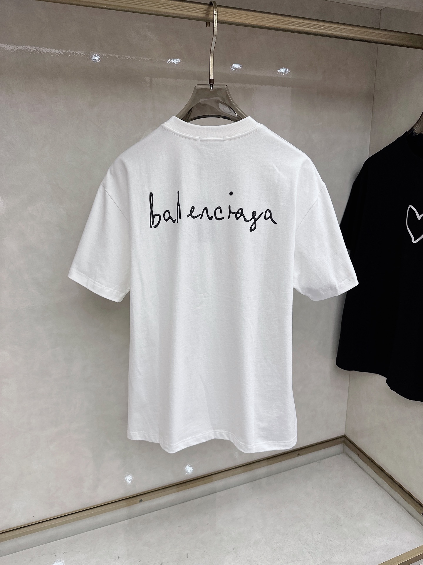 巴黎世家 2026春夏新款首发专柜最新款短袖圆领T恤 高端订制 设计前卫时尚！品牌logo重工艺设计 高