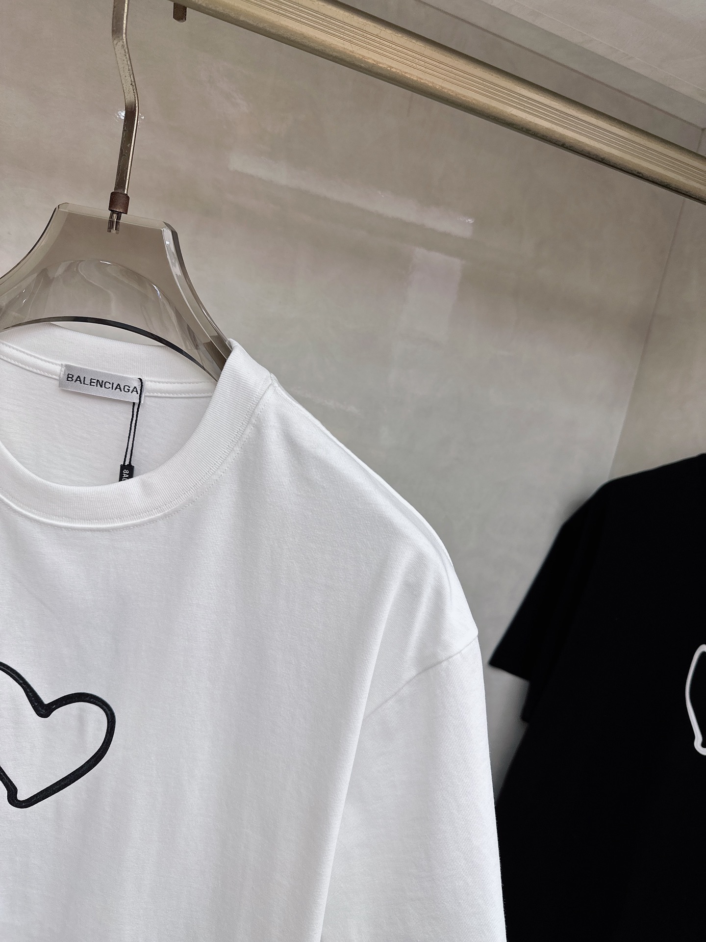 巴黎世家 2026春夏新款首发专柜最新款短袖圆领T恤 高端订制 设计前卫时尚！品牌logo重工艺设计 高