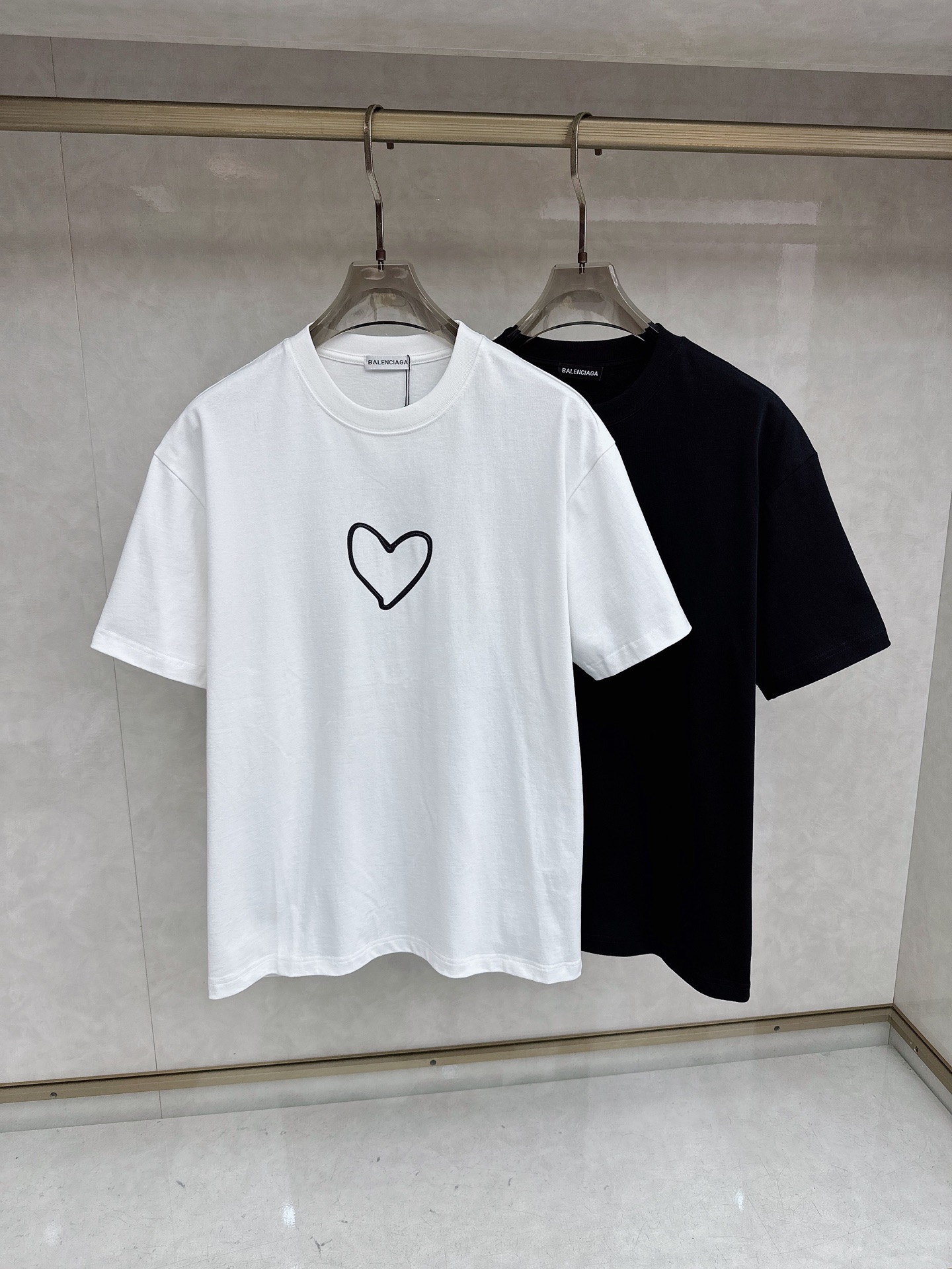 巴黎世家 2026春夏新款首发专柜最新款短袖圆领T恤 高端订制 设计前卫时尚！品牌logo重工艺设计 高