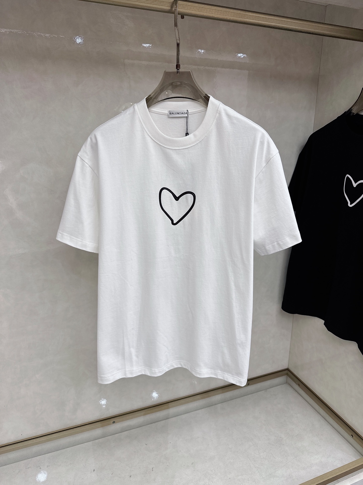 巴黎世家 2026春夏新款首发专柜最新款短袖圆领T恤 高端订制 设计前卫时尚！品牌logo重工艺设计 高