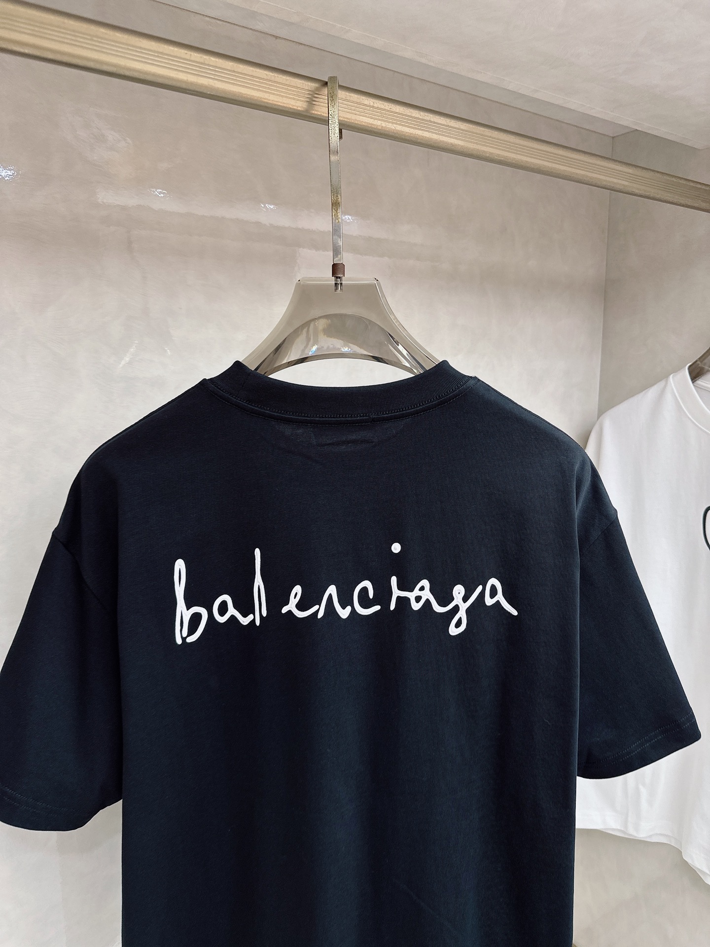 巴黎世家 2026春夏新款首发专柜最新款短袖圆领T恤 高端订制 设计前卫时尚！品牌logo重工艺设计 高