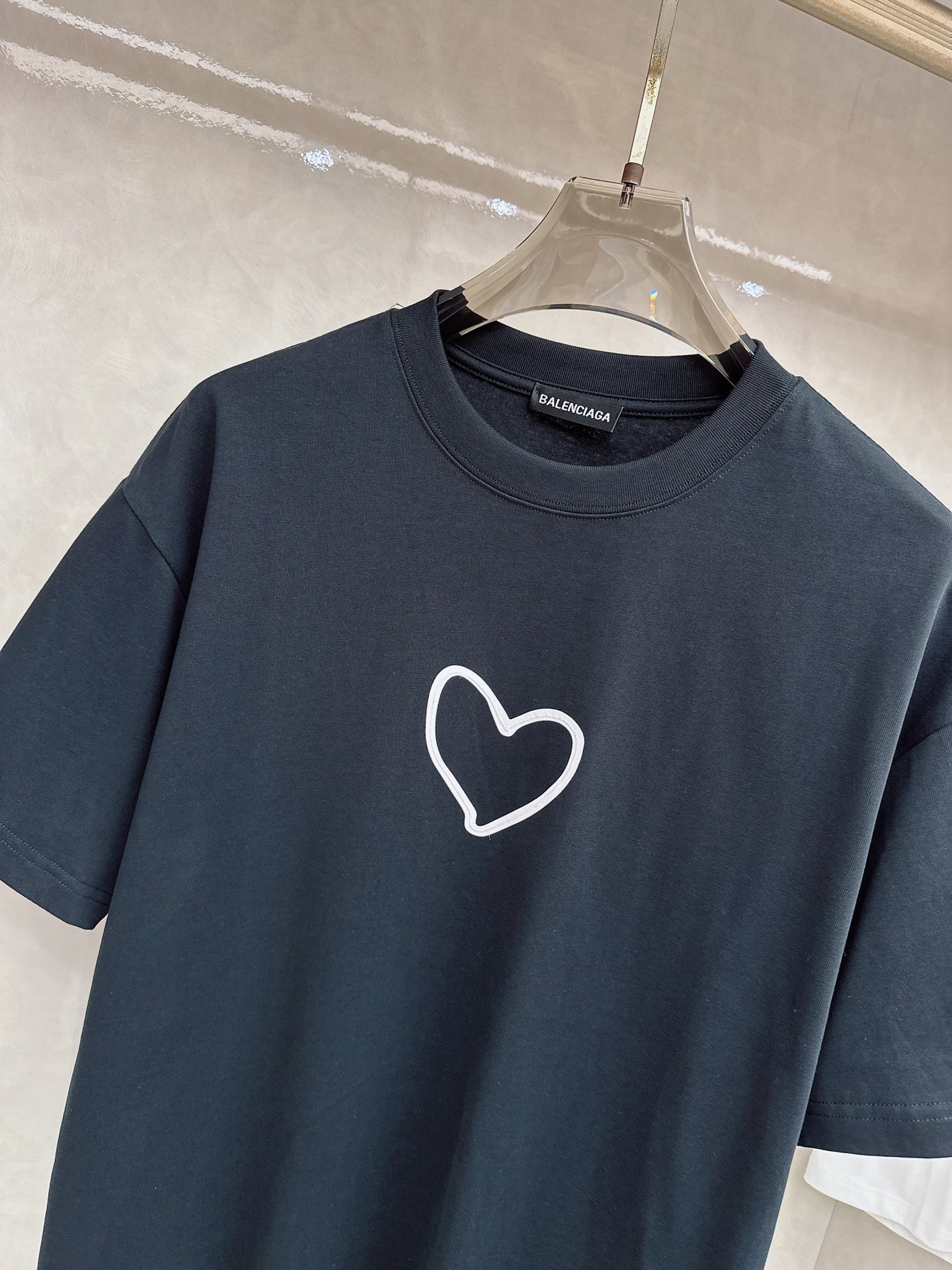 巴黎世家 2026春夏新款首发专柜最新款短袖圆领T恤 高端订制 设计前卫时尚！品牌logo重工艺设计 高