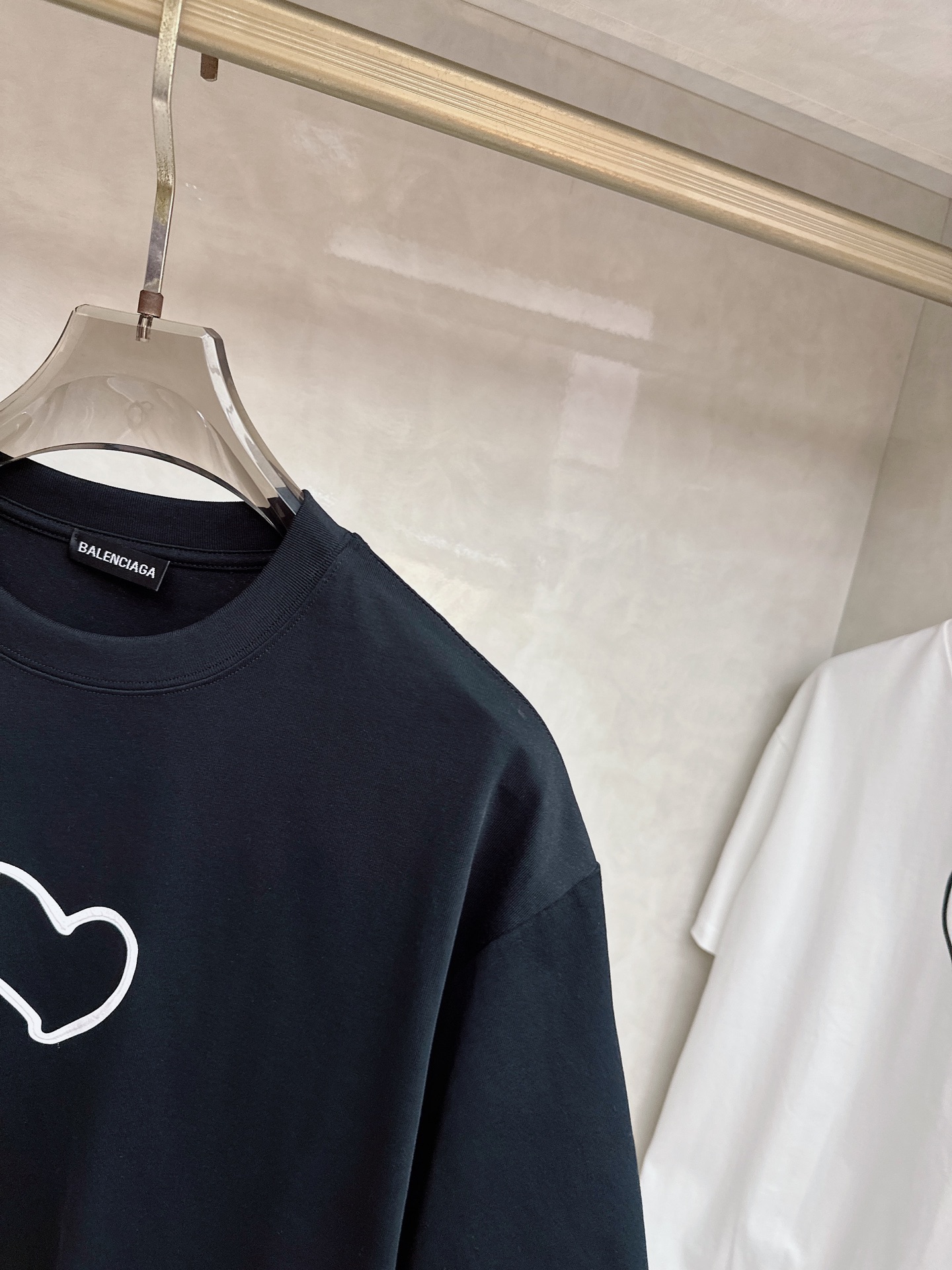 巴黎世家 2026春夏新款首发专柜最新款短袖圆领T恤 高端订制 设计前卫时尚！品牌logo重工艺设计 高