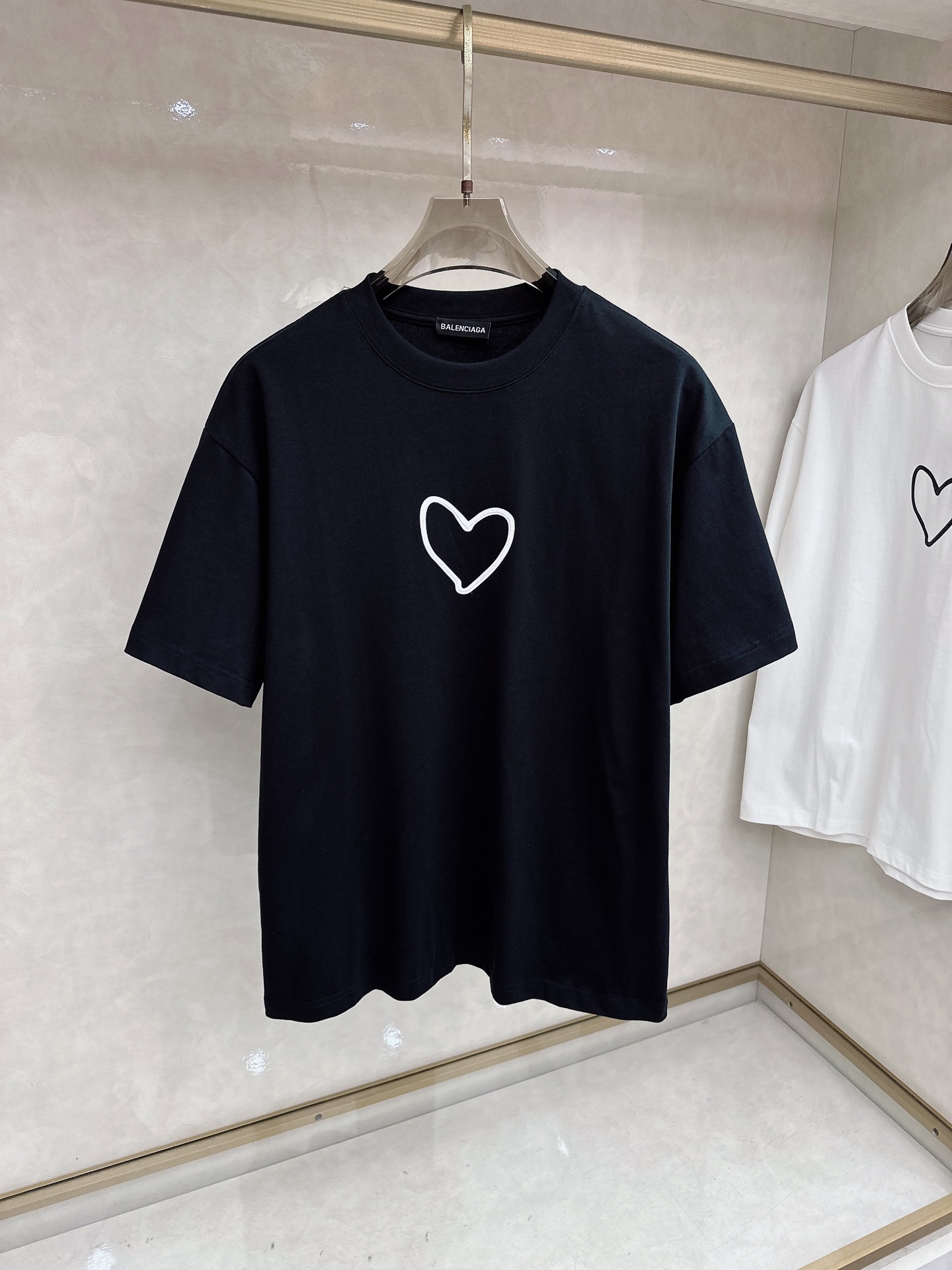 巴黎世家 2026春夏新款首发专柜最新款短袖圆领T恤 高端订制 设计前卫时尚！品牌logo重工艺设计 高