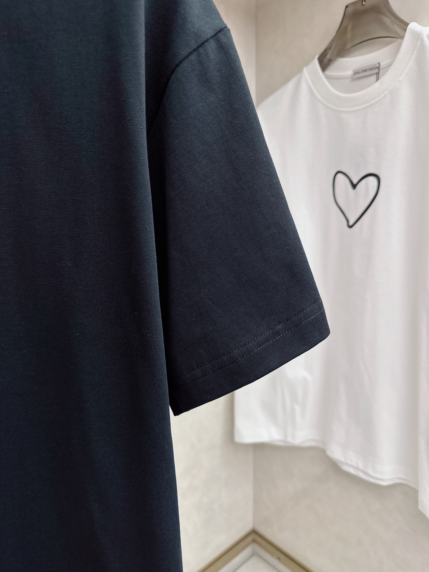 巴黎世家 2026春夏新款首发专柜最新款短袖圆领T恤 高端订制 设计前卫时尚！品牌logo重工艺设计 高