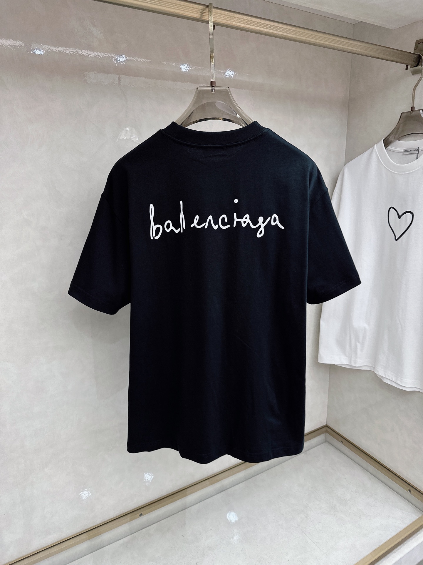 巴黎世家 2026春夏新款首发专柜最新款短袖圆领T恤 高端订制 设计前卫时尚！品牌logo重工艺设计 高