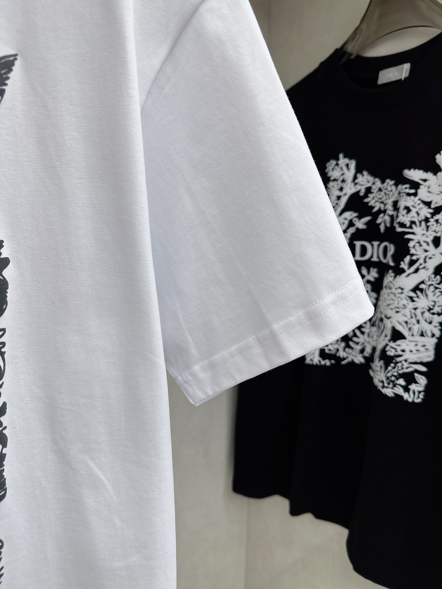 迪奥 2026春夏新款首发专柜最新款短袖圆领T恤 高端订制 设计前卫时尚！品牌logo重工艺设计 高端定