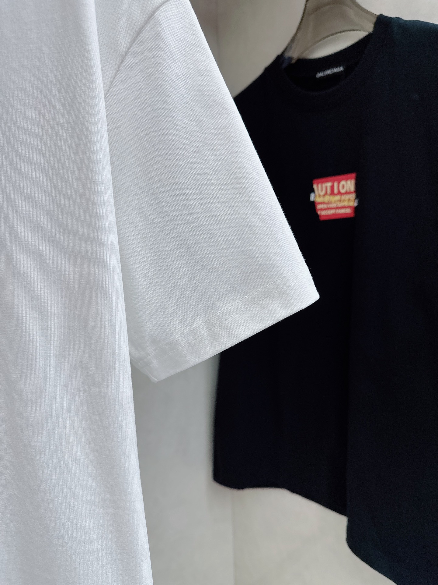 巴黎世家 2026春夏新款首发专柜最新款短袖圆领T恤 高端订制 设计前卫时尚！品牌logo重工艺设计 高