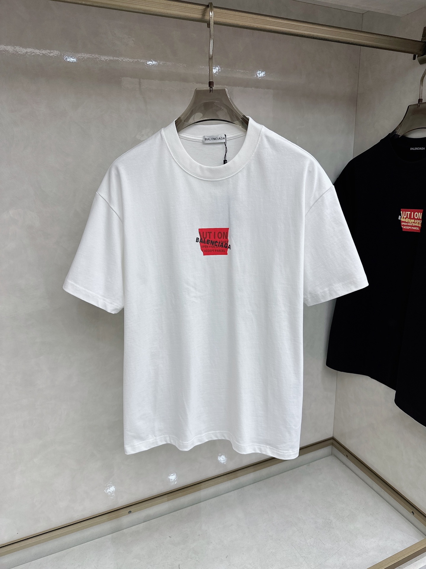 巴黎世家 2026春夏新款首发专柜最新款短袖圆领T恤 高端订制 设计前卫时尚！品牌logo重工艺设计 高