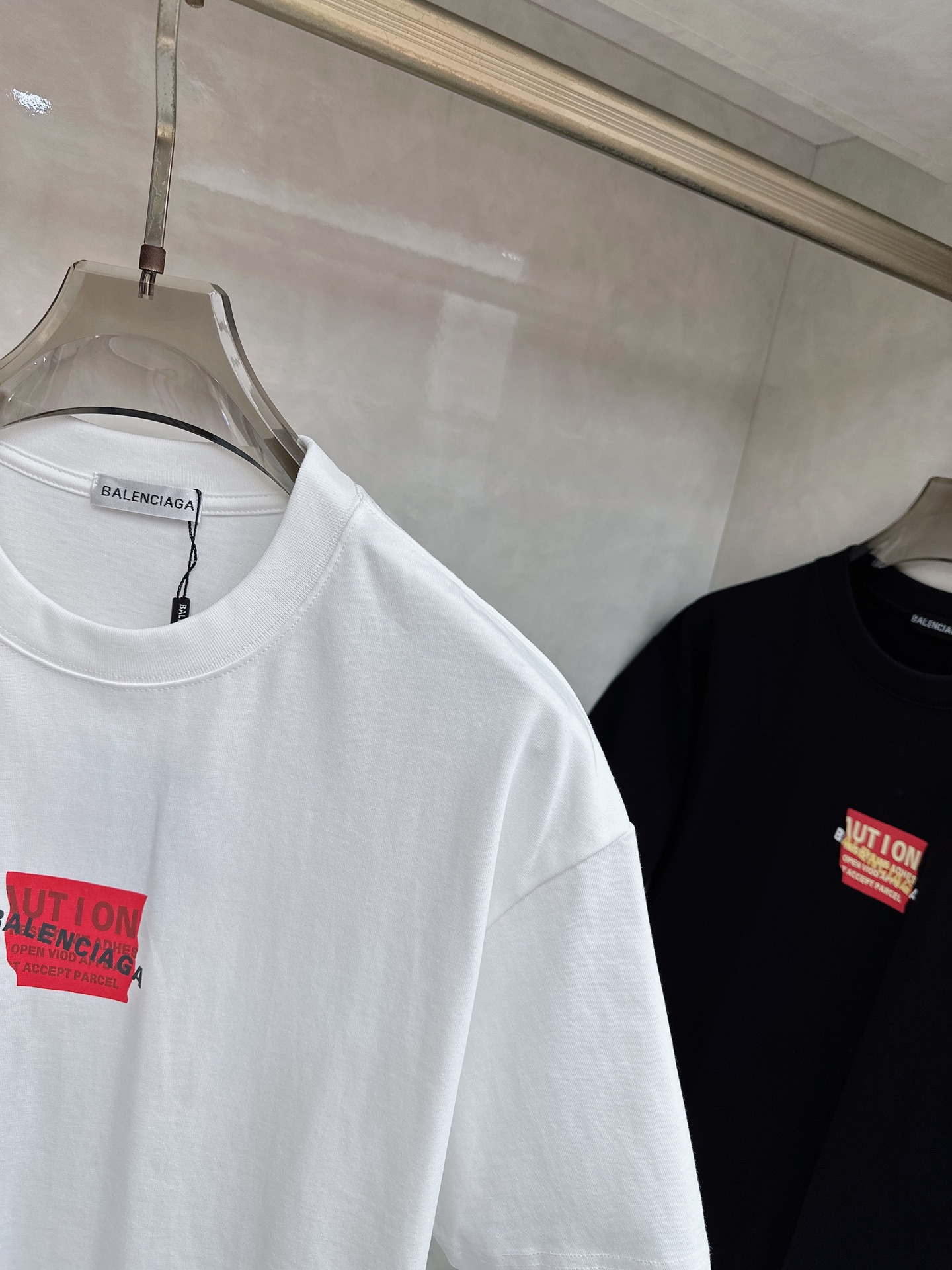 巴黎世家 2026春夏新款首发专柜最新款短袖圆领T恤 高端订制 设计前卫时尚！品牌logo重工艺设计 高