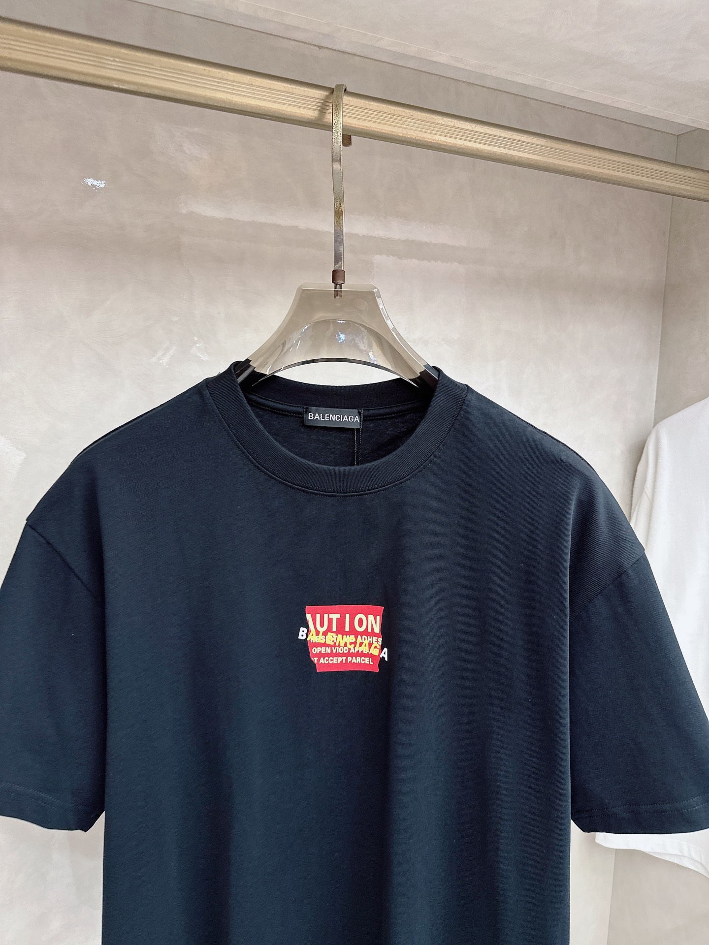 巴黎世家 2026春夏新款首发专柜最新款短袖圆领T恤 高端订制 设计前卫时尚！品牌logo重工艺设计 高