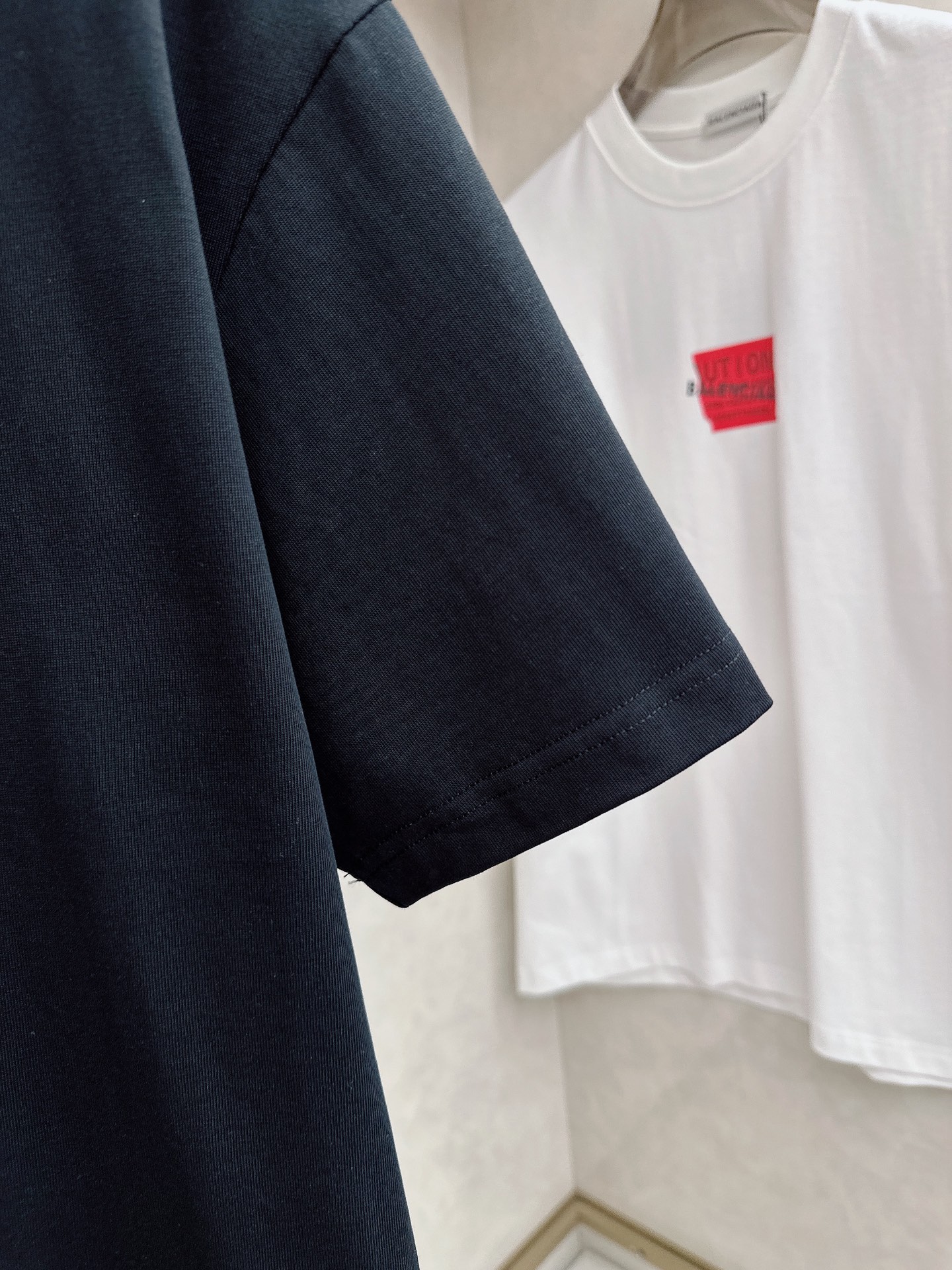 巴黎世家 2026春夏新款首发专柜最新款短袖圆领T恤 高端订制 设计前卫时尚！品牌logo重工艺设计 高