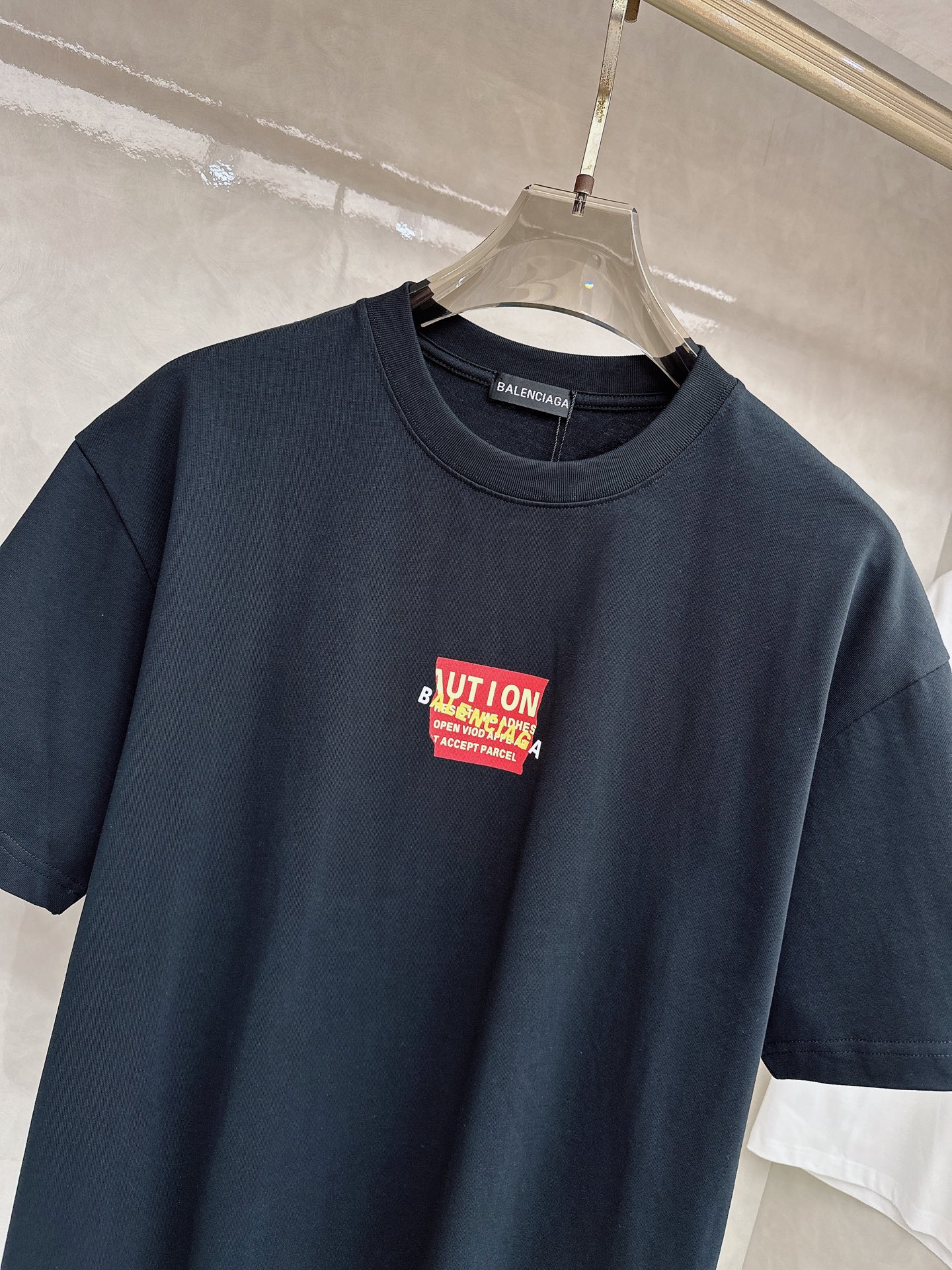 巴黎世家 2026春夏新款首发专柜最新款短袖圆领T恤 高端订制 设计前卫时尚！品牌logo重工艺设计 高