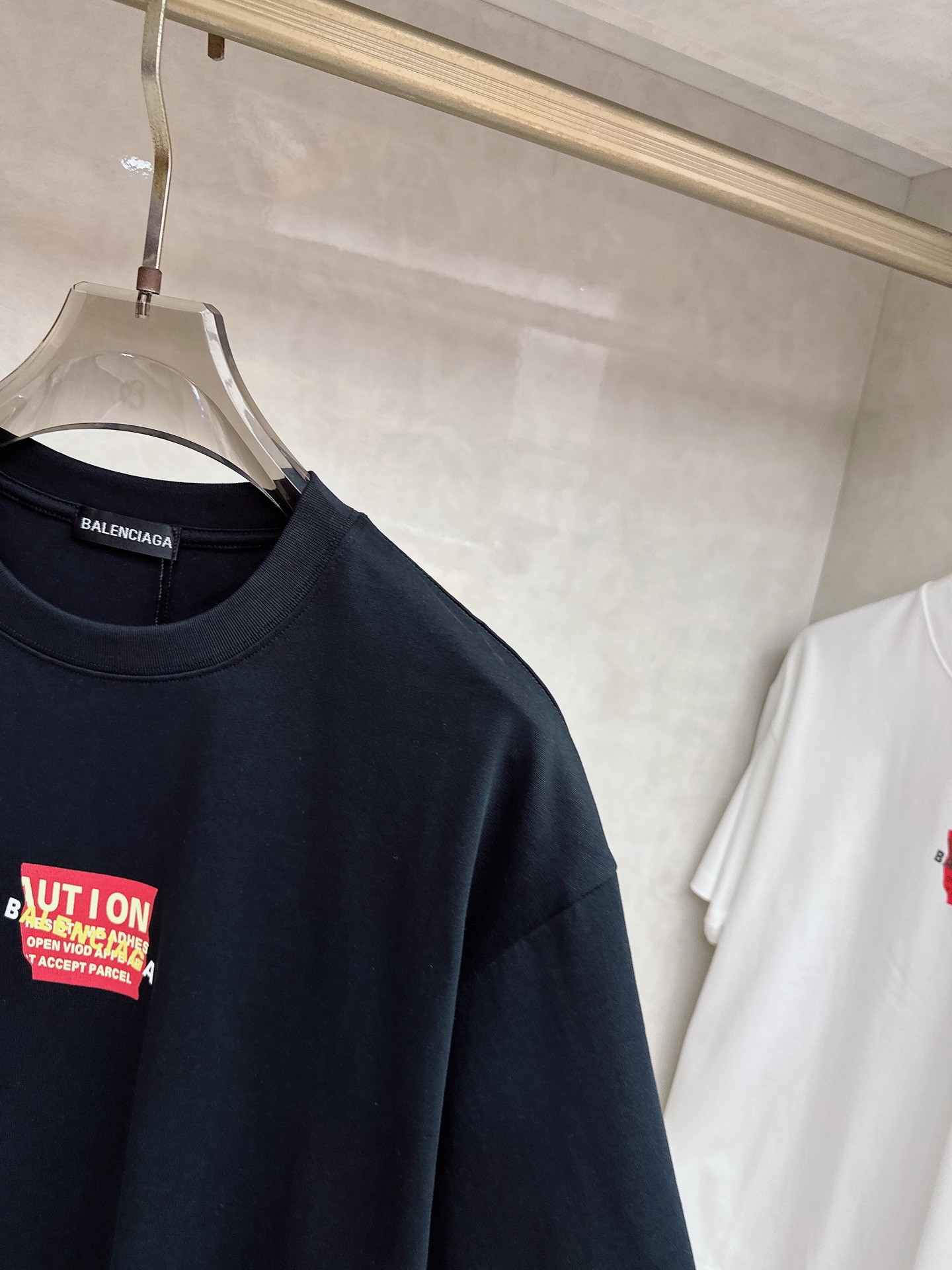 巴黎世家 2026春夏新款首发专柜最新款短袖圆领T恤 高端订制 设计前卫时尚！品牌logo重工艺设计 高