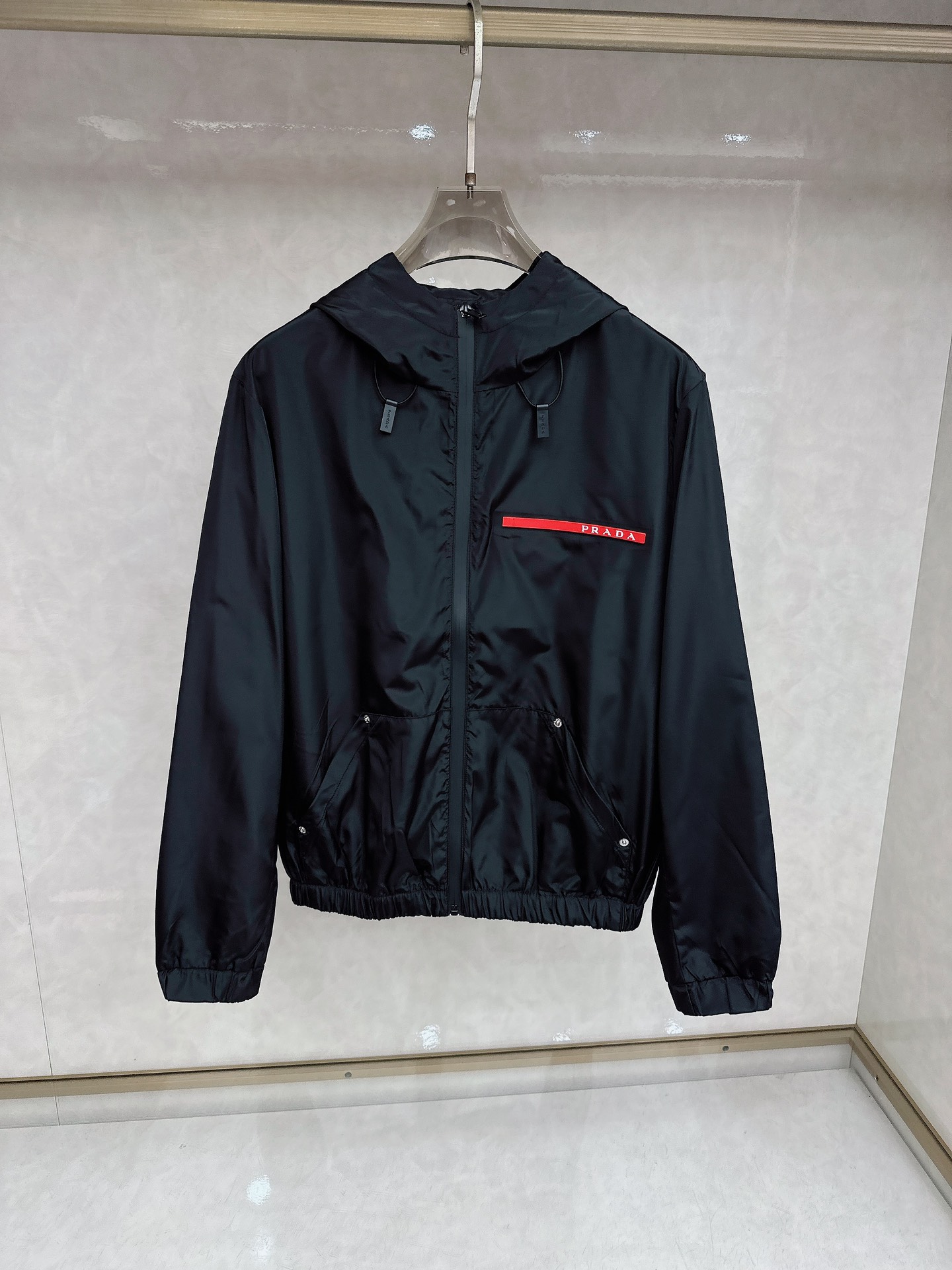P350 Prada 2026 nueva chaqueta de moda casual popular, estilo de diseño ultravanguardista, delicada y cómoda, muy livia…