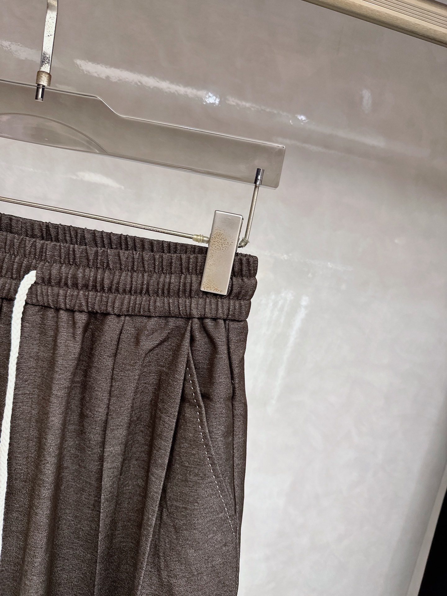 罗意威、2026SS春夏新品时尚休闲裤，臻选优来赛尔面料打造，保暖舒适，精工密针刺绣标识，缔造简约线条感