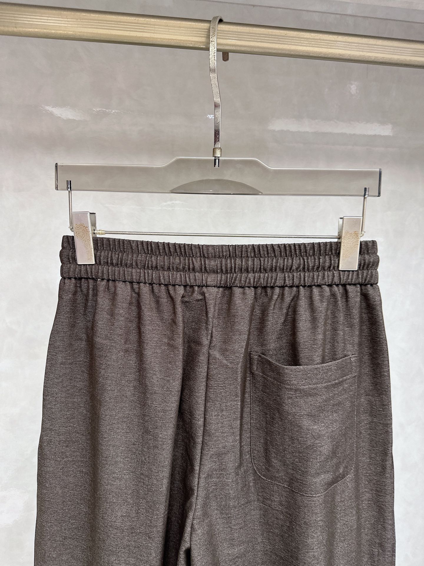 罗意威、2026SS春夏新品时尚休闲裤，臻选优来赛尔面料打造，保暖舒适，精工密针刺绣标识，缔造简约线条感